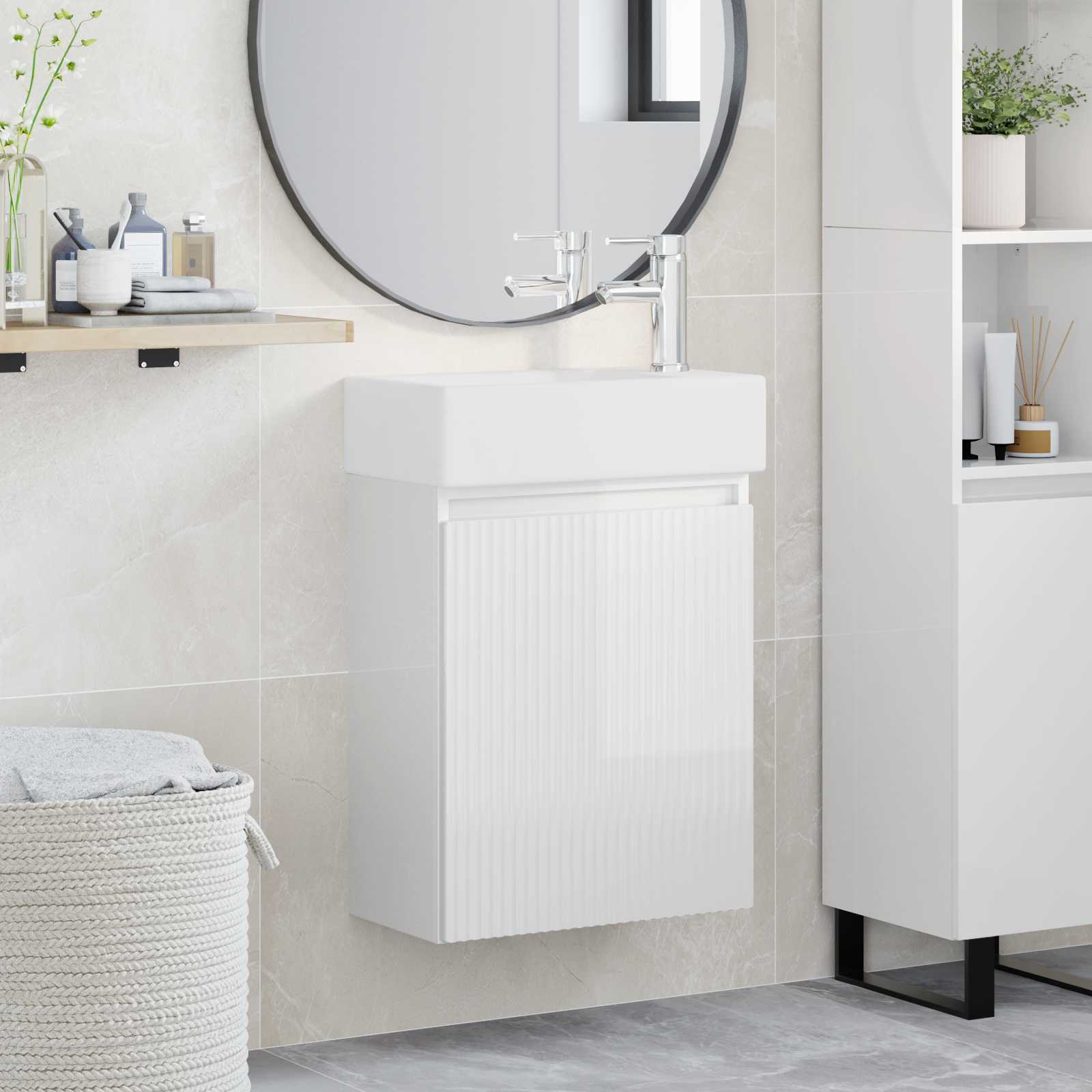 Conjunto de móveis de banheiro com torneira branco brilhante