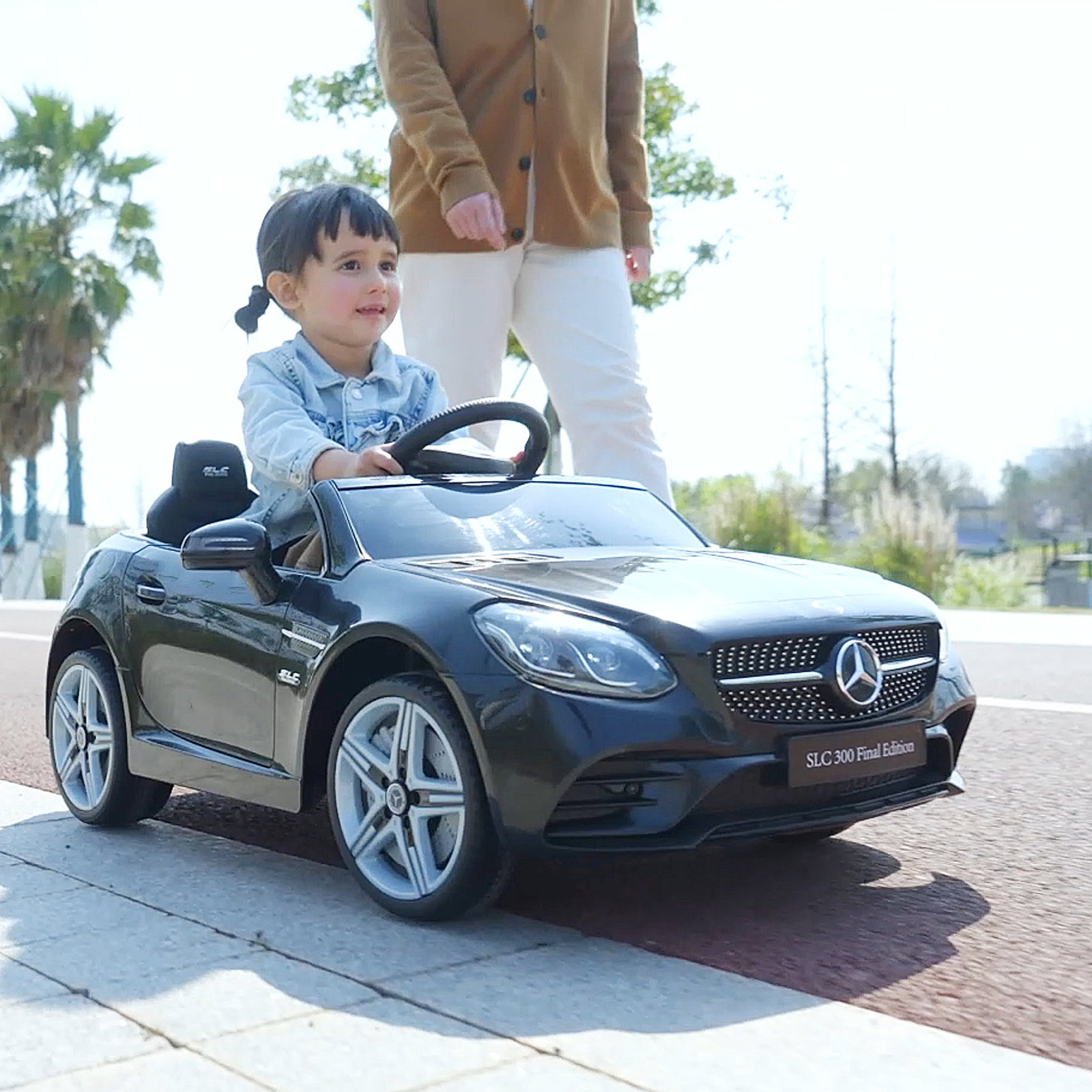 Carro elétrico mercedes slc 300 12v com controlo remoto faróis LED música tf USB e abertura da porta 3-5km/h 107x62,5x44 cm preto