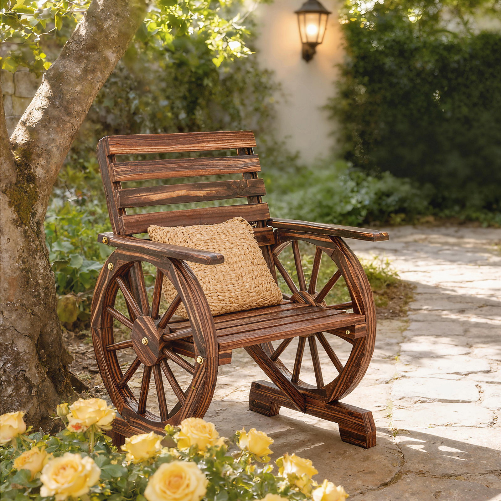 Banco de jardim em madeira com braços de roda de carro assento largo com ripas e encosto inclinado carbonizado
