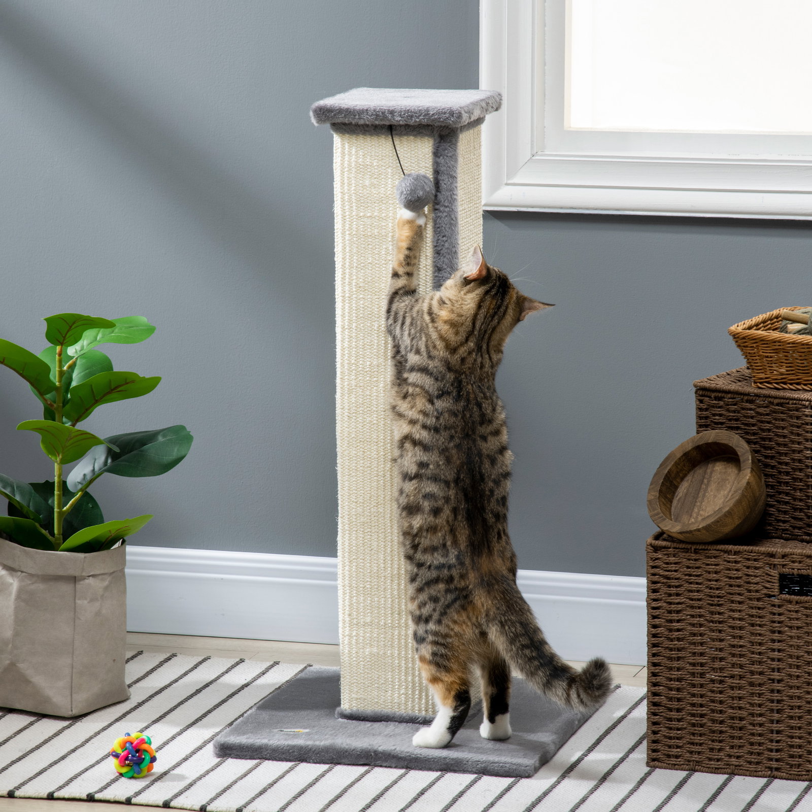 Poste arranhador para gatos altura 81 cm arranhador para gatos com poste de sisal e bola suspensa 41x41x81 cm cinza e creme