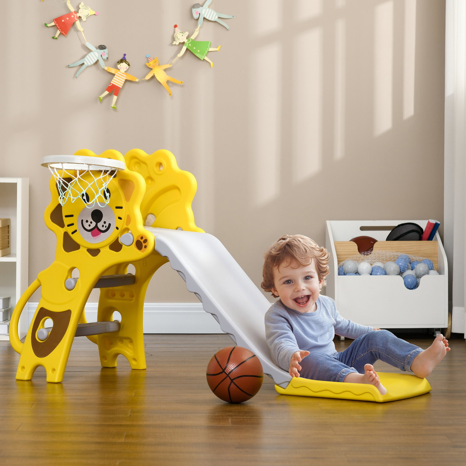 Escorrega para crianças 2 em 1 com 2 degraus cesta de basquetebol e desenho de leão para interior 131x50x74 cm amarelo e cinza