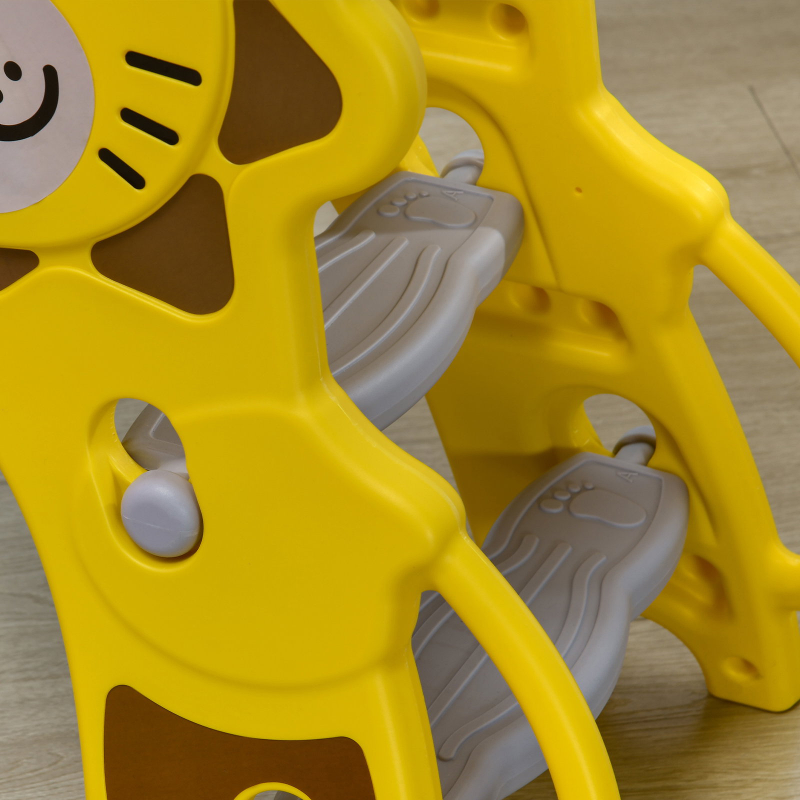 Escorrega para crianças 2 em 1 com 2 degraus cesta de basquetebol e desenho de leão para interior 131x50x74 cm amarelo e cinza