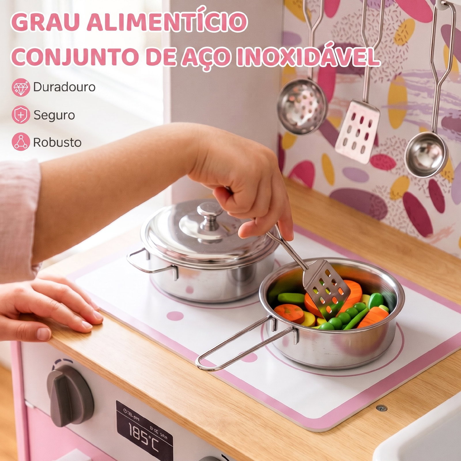 Cozinha de madeira com acessórios em aço inoxidável, máquina de café, máquina de gelo, lava-loiça e fogão rosa