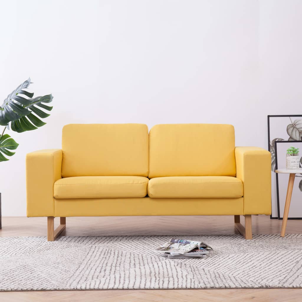 Sofá de 2 lugares em tecido amarelo