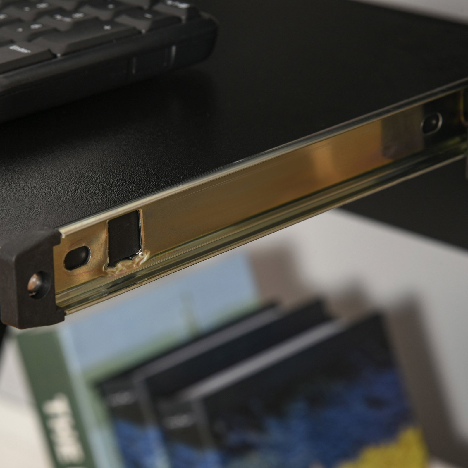 Secretária para computador com rodas 60x48 cm com prateleira deslizante para teclado e prateleira inferior estrutura metálica preto