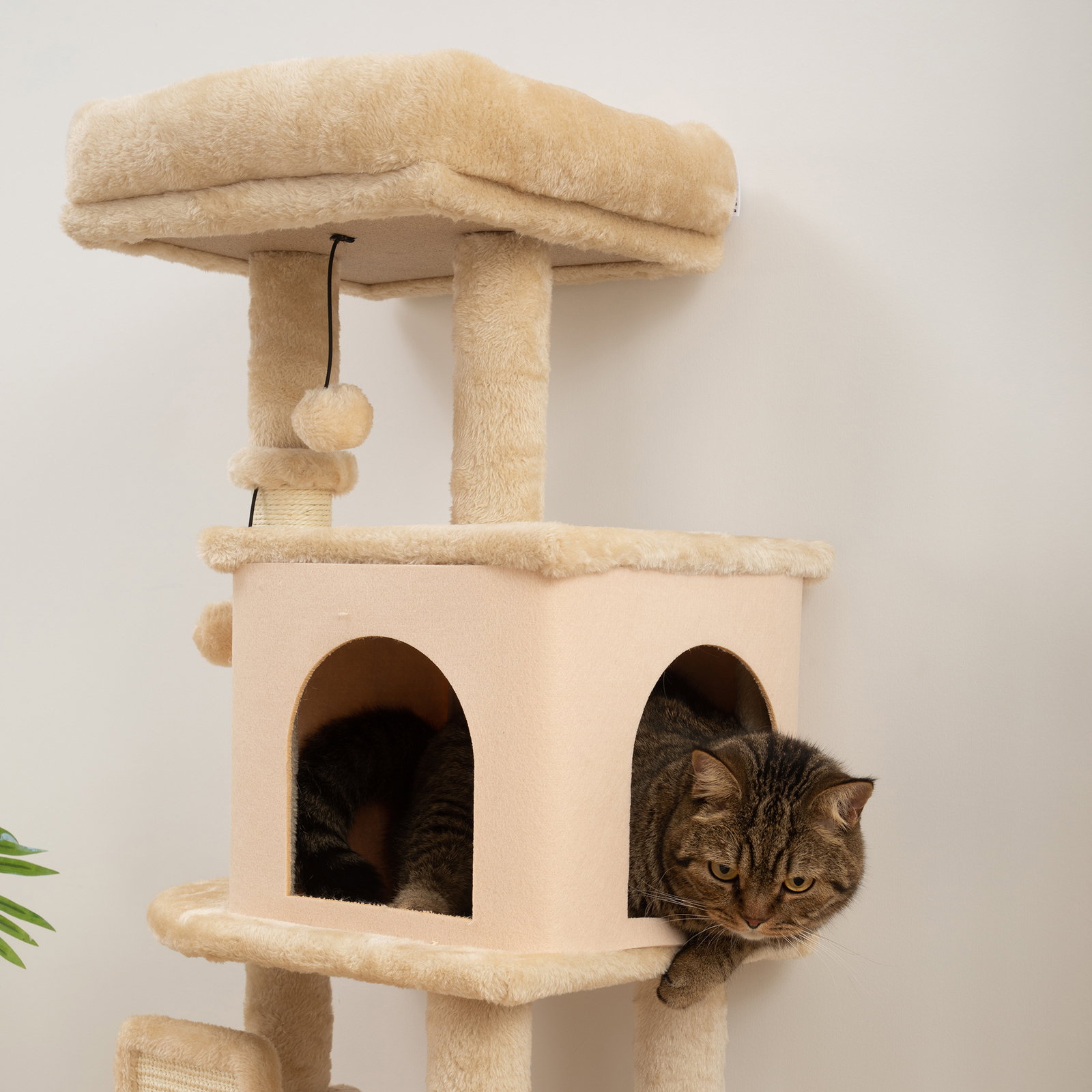 Arranhador para gatos grande altura 104 cm com plataformas postes com escova bolas suspensas e almofadas para arranhar bege