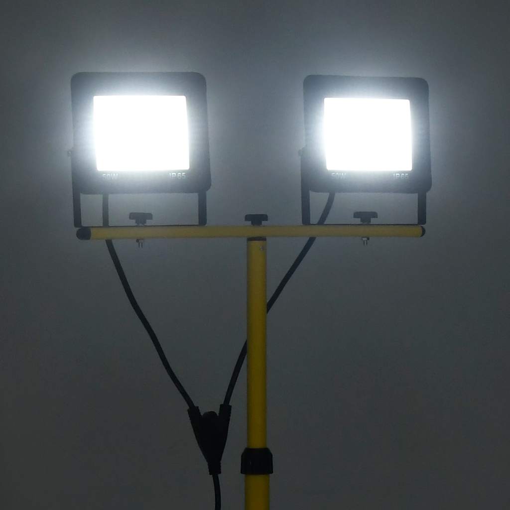 Projetor c/ iluminação LED e tripé 2x50 w branco frio