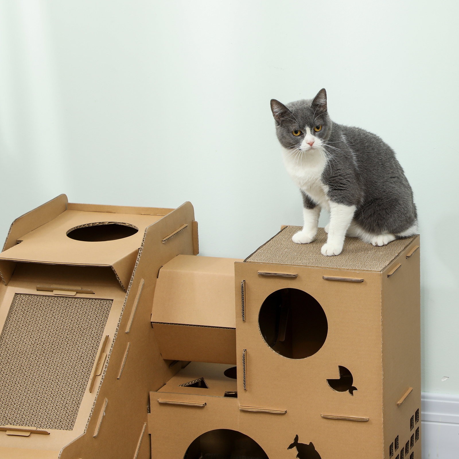 Casa para gatos de cartão em forma de castelo com 2 níveis 3 zonas de arranhar túnel e rampa 78x66x57 cm castanho