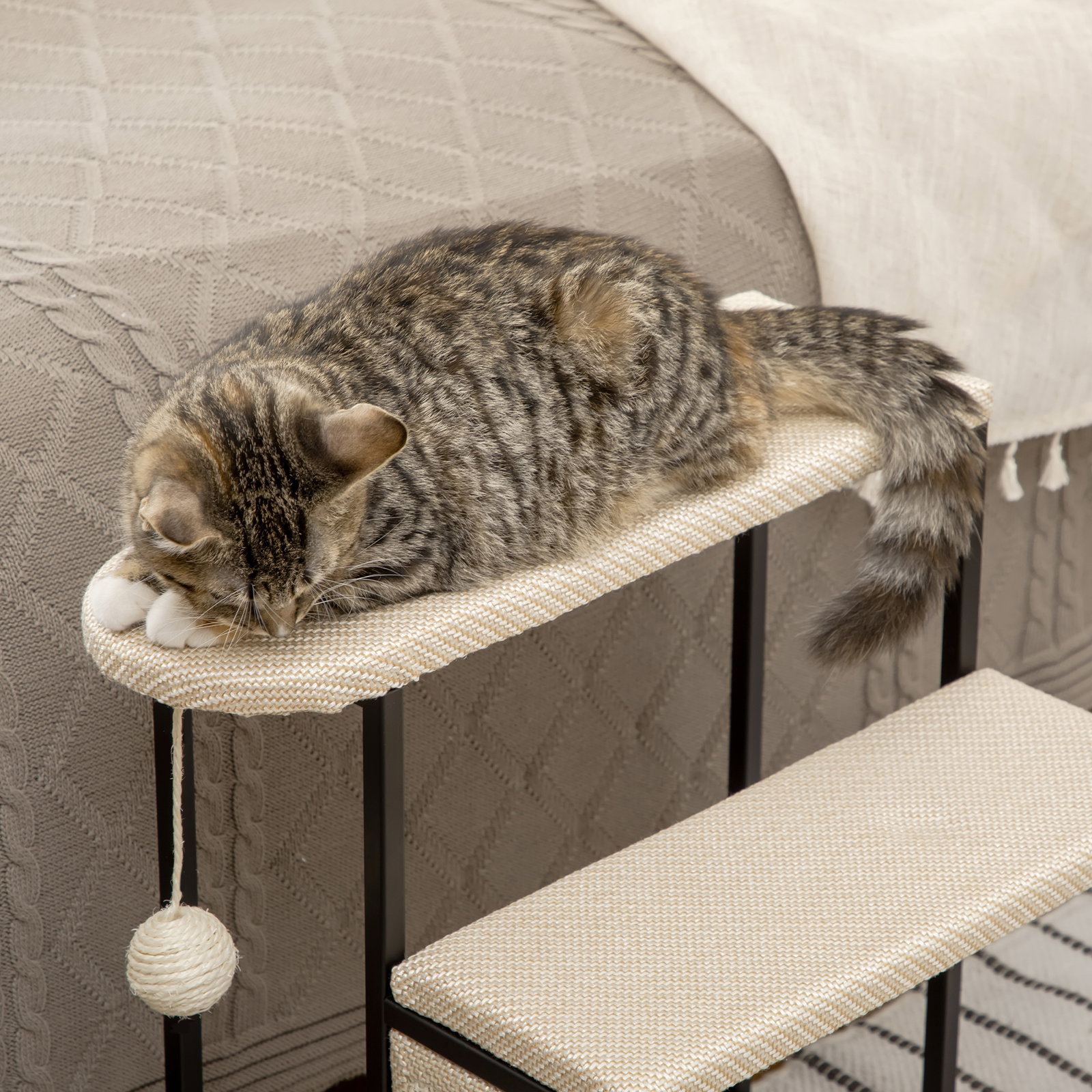 Escada para cães com 3 degraus bola suspensa painel para arranhar e estrutura de aço 47x45x47 cm creme e preto
