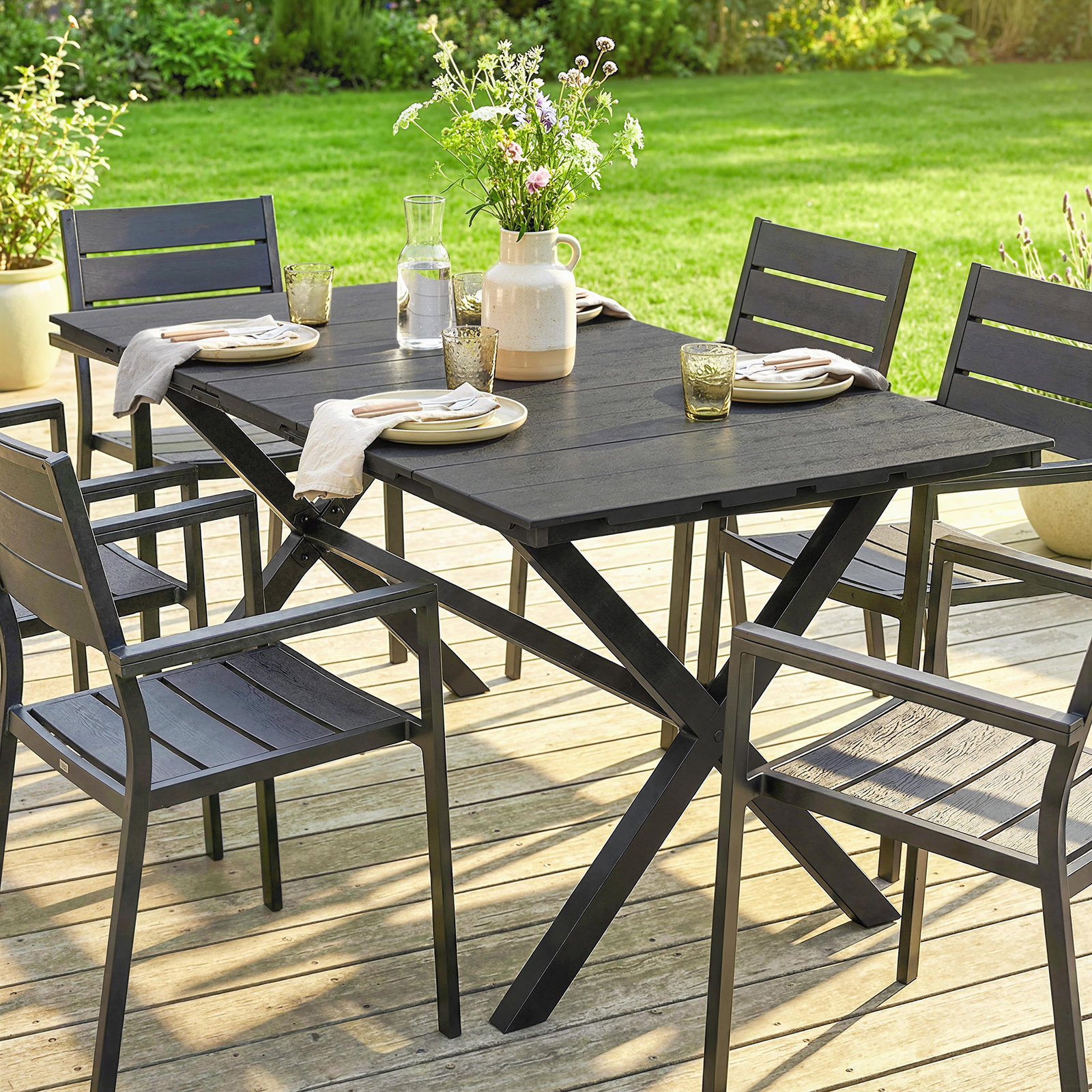 Mesa de jantar retangular para jardim para 6 pessoas com tampo de HDPE efeito ripas e estrutura metálica 150x90x74 cm, preto