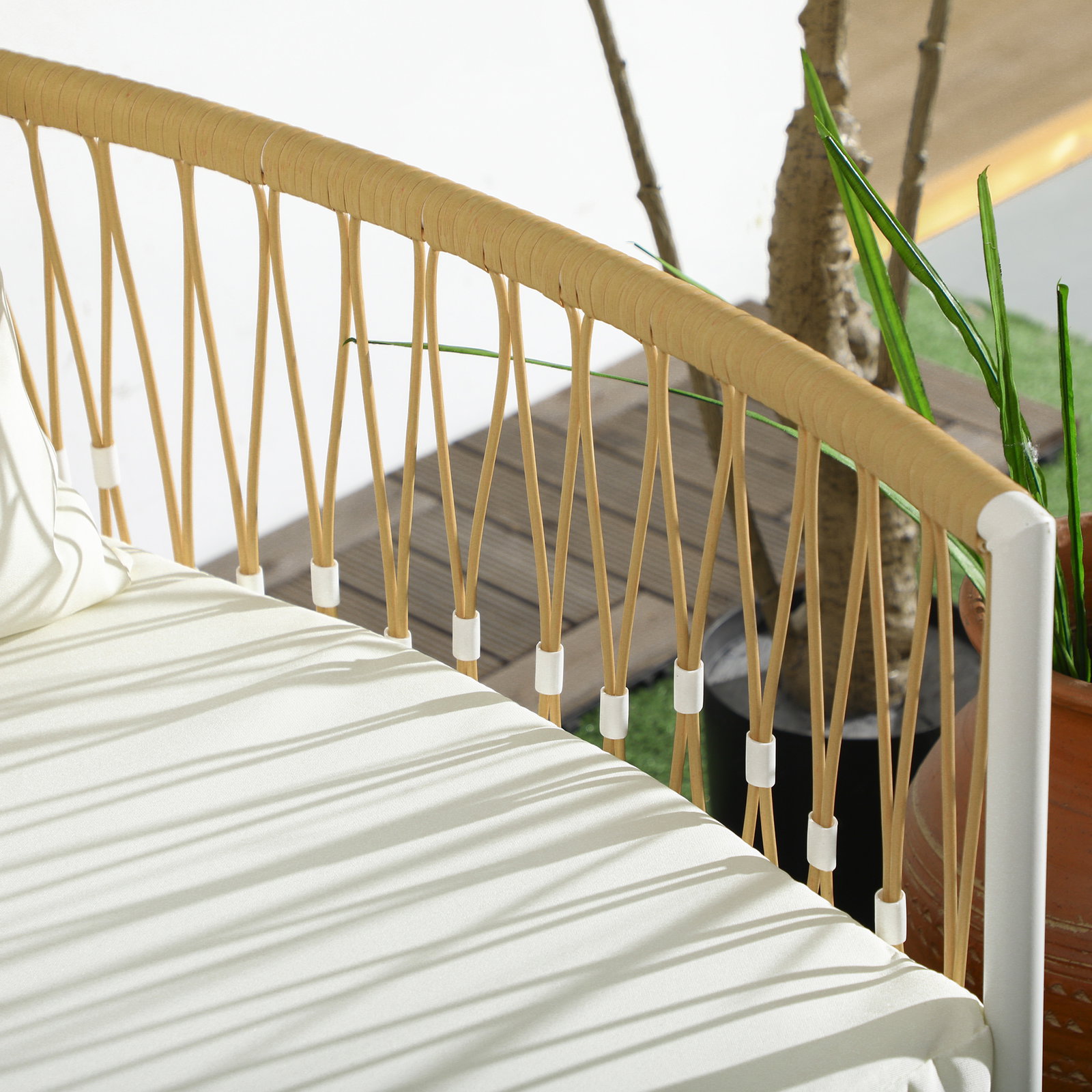Conjunto de jardim exterior com 2 cadeiras e mesa em vime com almofadas acolchoadas para varanda terraço bege e creme