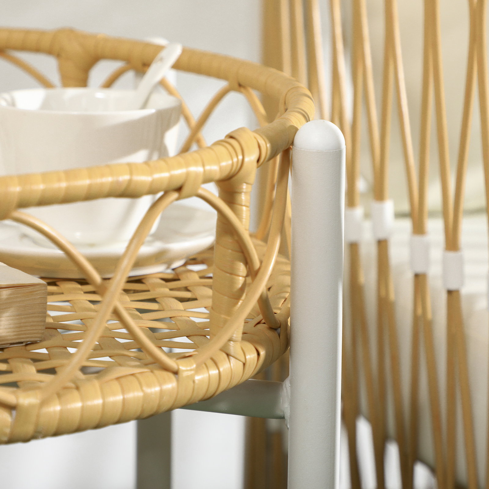Conjunto de jardim exterior com 2 cadeiras e mesa em vime com almofadas acolchoadas para varanda terraço bege e creme