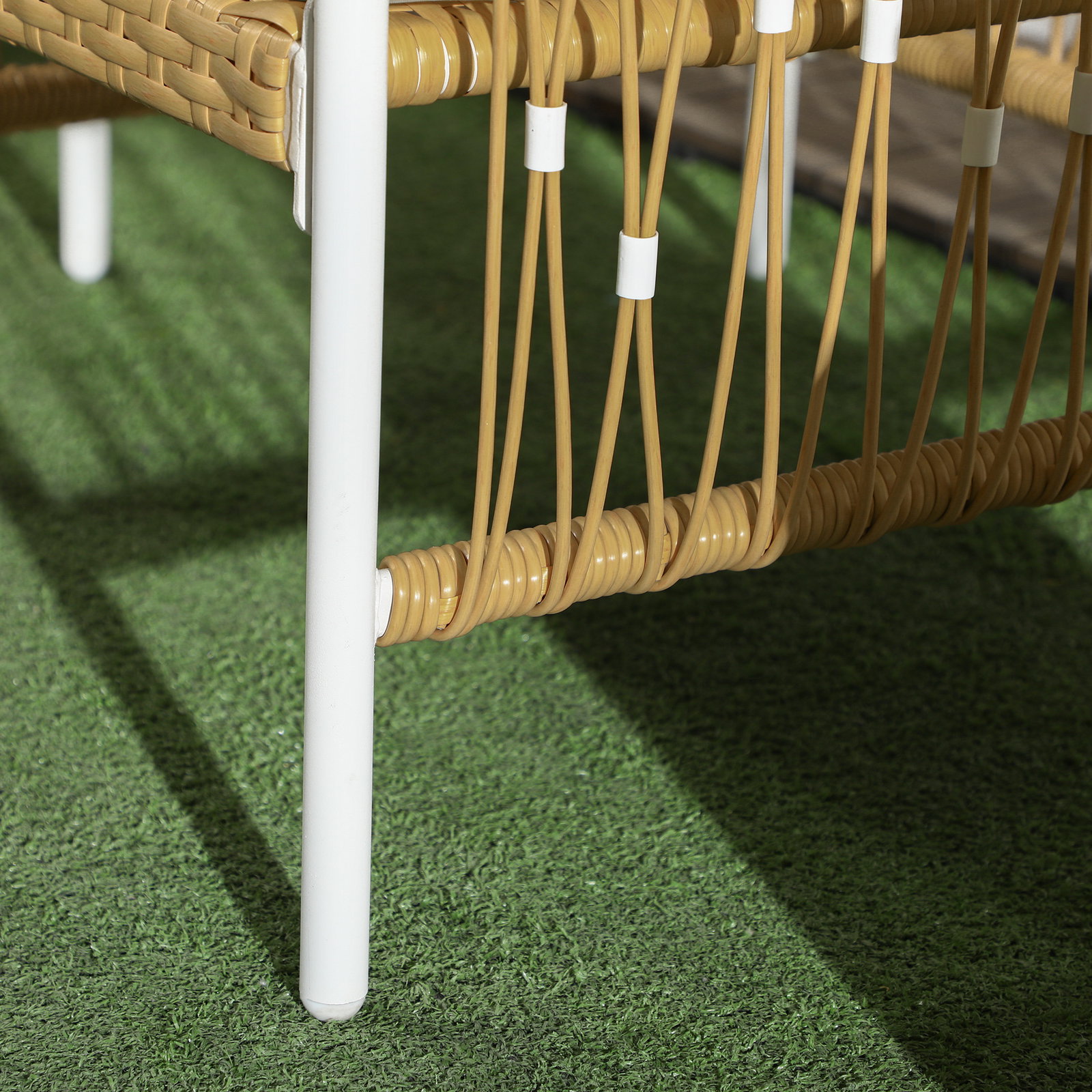 Conjunto de jardim exterior com 2 cadeiras e mesa em vime com almofadas acolchoadas para varanda terraço bege e creme