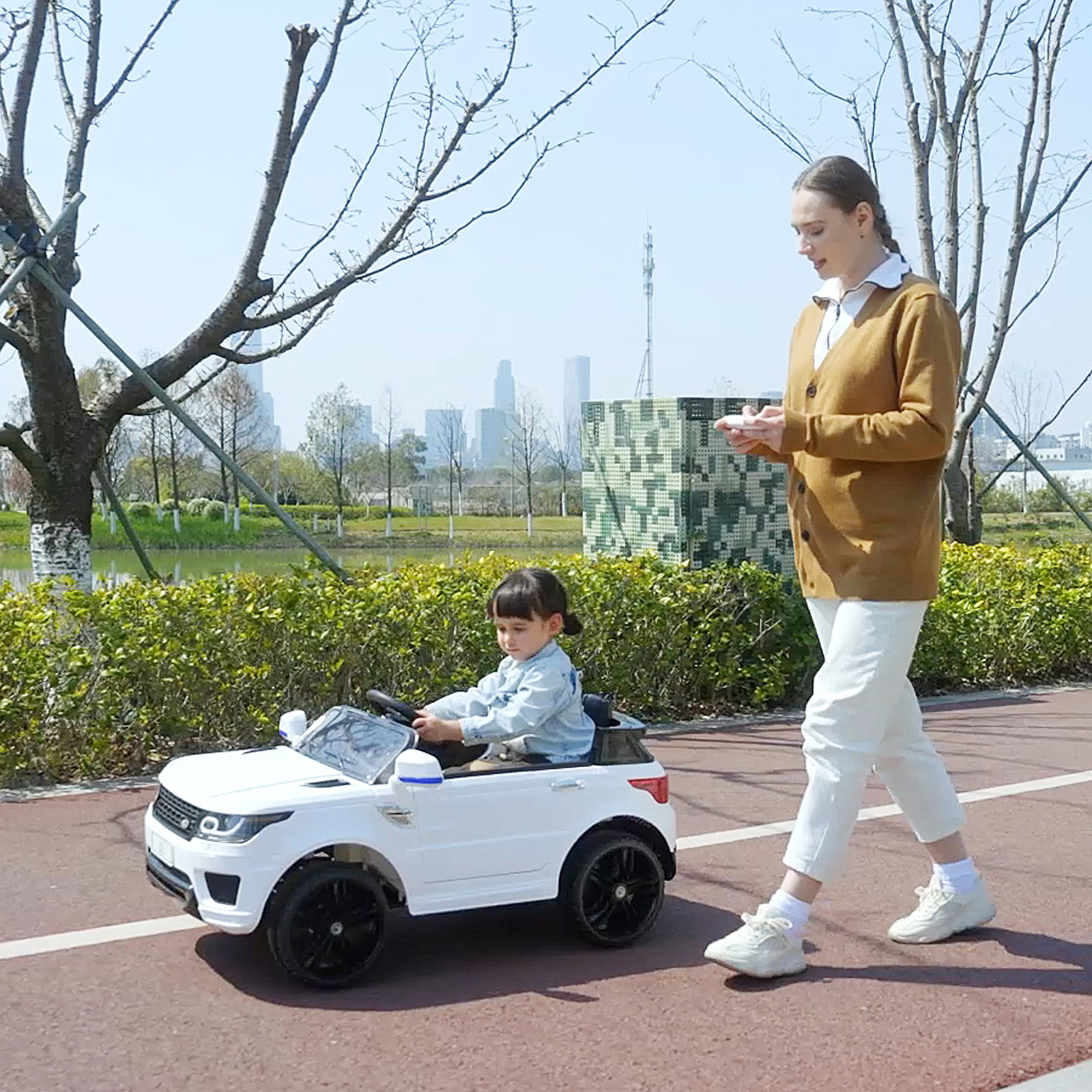 Carro elétrico suv infantil 12v com 2 motores controlo remoto faróis buzina bluetooth música USB e abertura de porta 3-5km/h 110x68x52cm branco