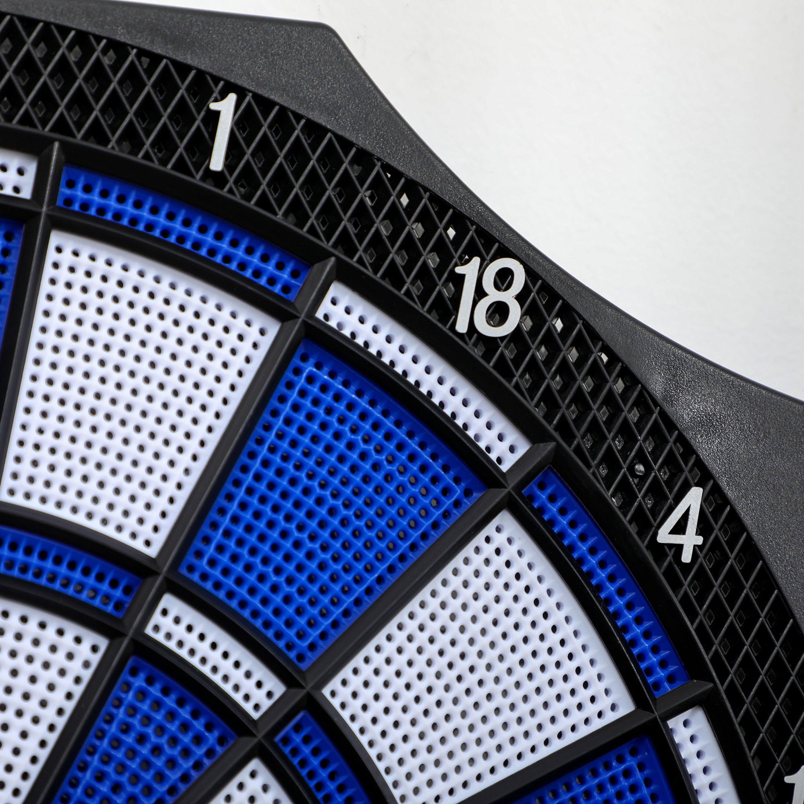 Alvo eletrónico dobrável com 31 jogos para 8 jogadores com 6 dardos e 6 pontas de substituição ecrã lcd 83x4x45 cm preto