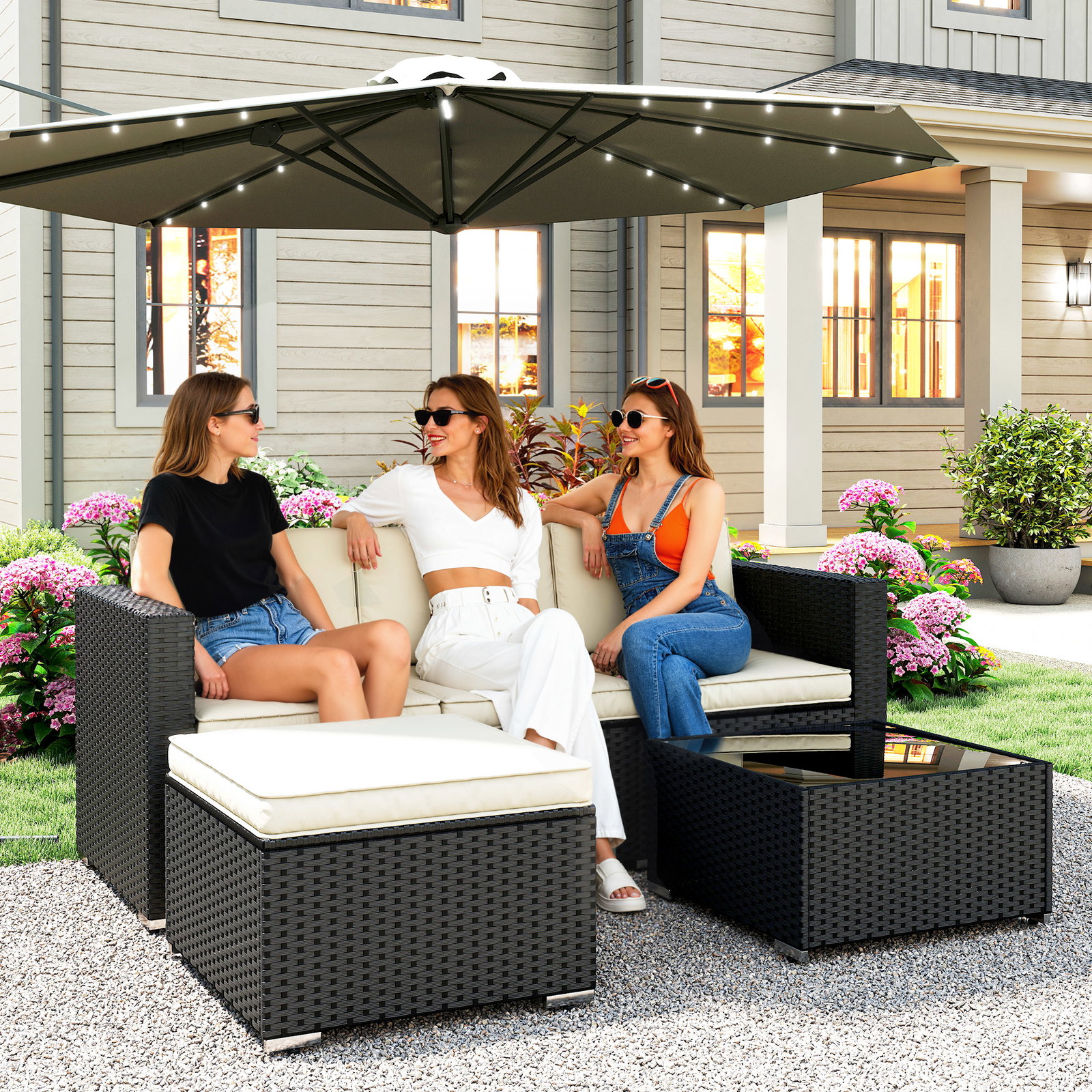 Conjunto de móveis de vime de jardim 3 peças sofá de 3 lugares com almofadas e mesa de centro com bancada de vidro preto e bege