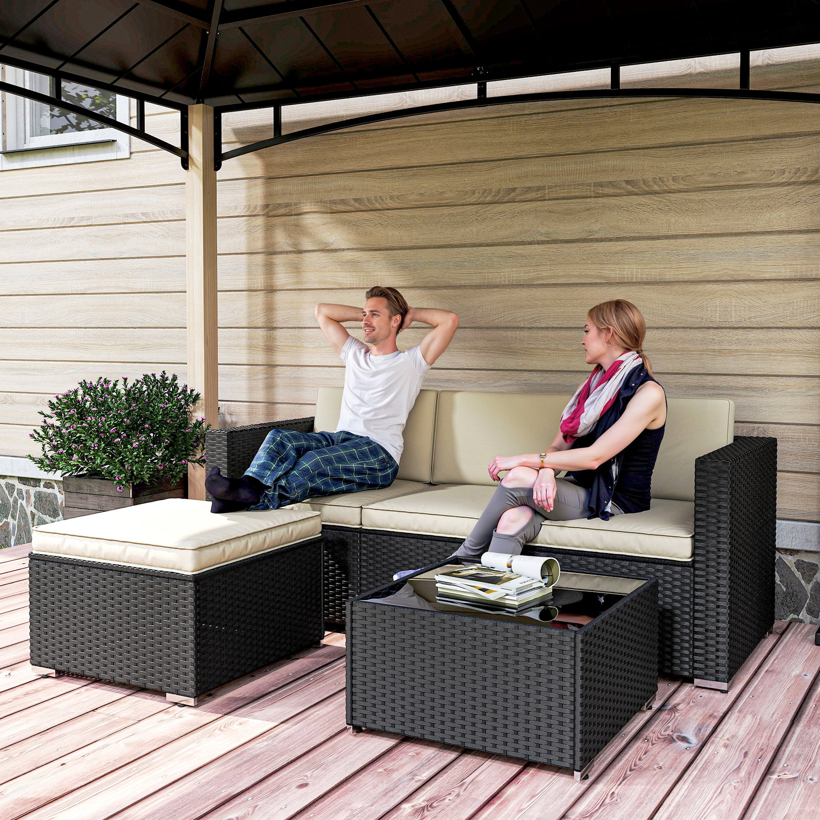 Conjunto de móveis de vime de jardim 3 peças sofá de 3 lugares com almofadas e mesa de centro com bancada de vidro preto e bege