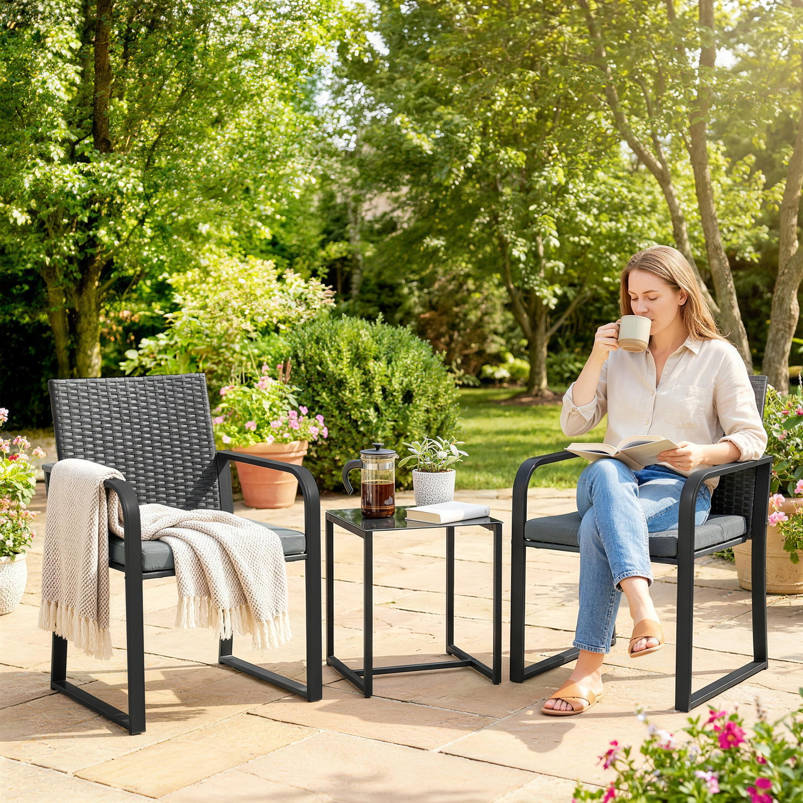 Conjunto de jardim 3 peças de vime com 2 cadeiras com almofadas tecido textilene e mesa de vidro temperado cinza