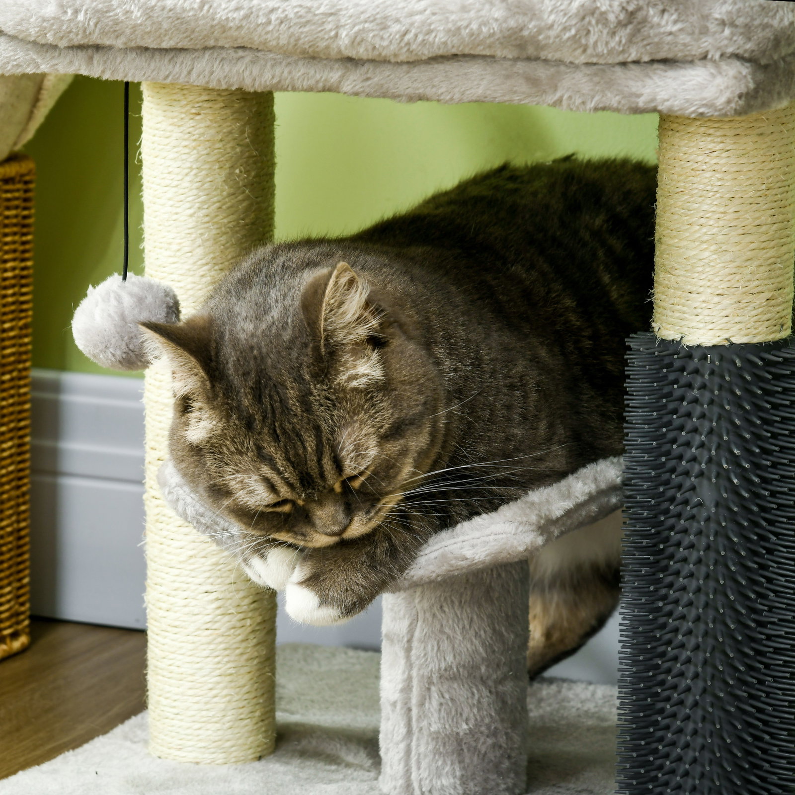 Arranhador para gatos com 2 postes de arranhar cama plataforma em u e escova bola suspensa 40x40x48 cm cinza