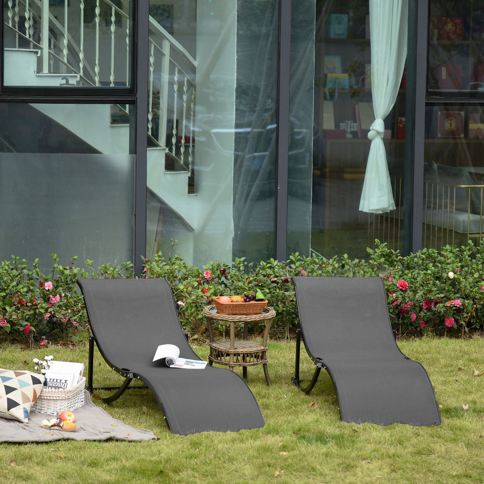 Conjunto 2 espreguiçadeiras ergonômicas dobráveis em forma de s com estrutura de alumínio textilene para piscina pátio jardim e varanda 165x61x63cm cinza