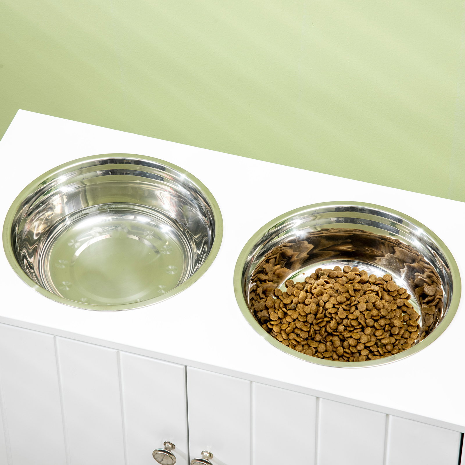 Comedouro elevado para cães grandes com 2 tigelas de 2000ml de aço inoxidável 2 portas e armazenamento 60x30x35,5cm branco