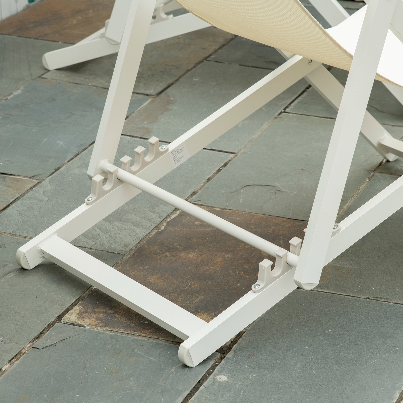 Conjunto de 2 espreguiçadeiras dobráveis de alumínio com encosto ajustável em 5 posições e apoio de cabeça 60x100x85 cm branco