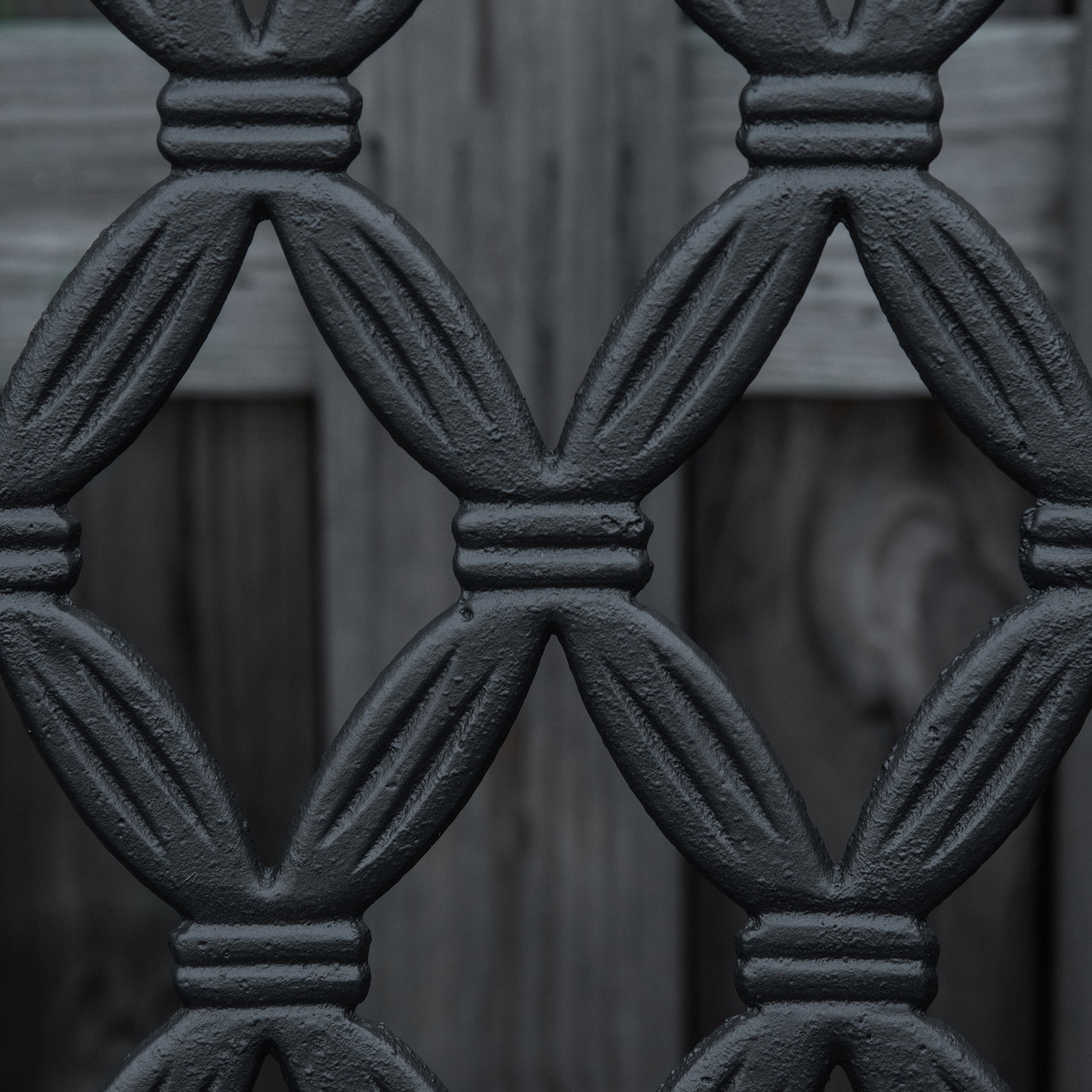 Banco de Jardim de 2 Lugares com Encosto Decorativo e Apoio para os Braços para Terraço Varanda Pátio Exterior Carga 280kg Ferro