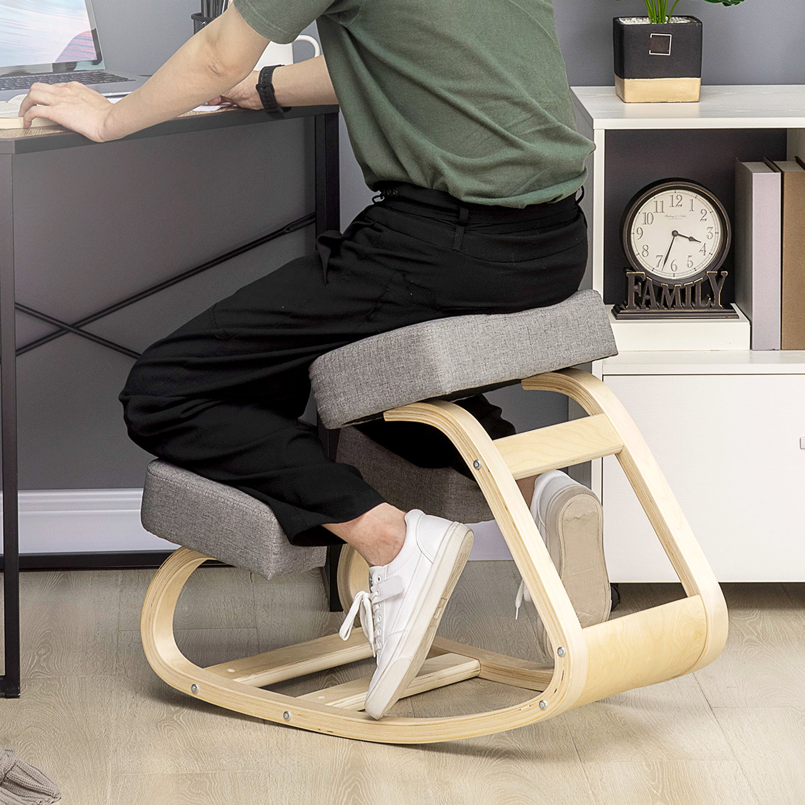 Cadeira ergonómica para joelhos com almofadas e estrutura em madeira, cinzento
