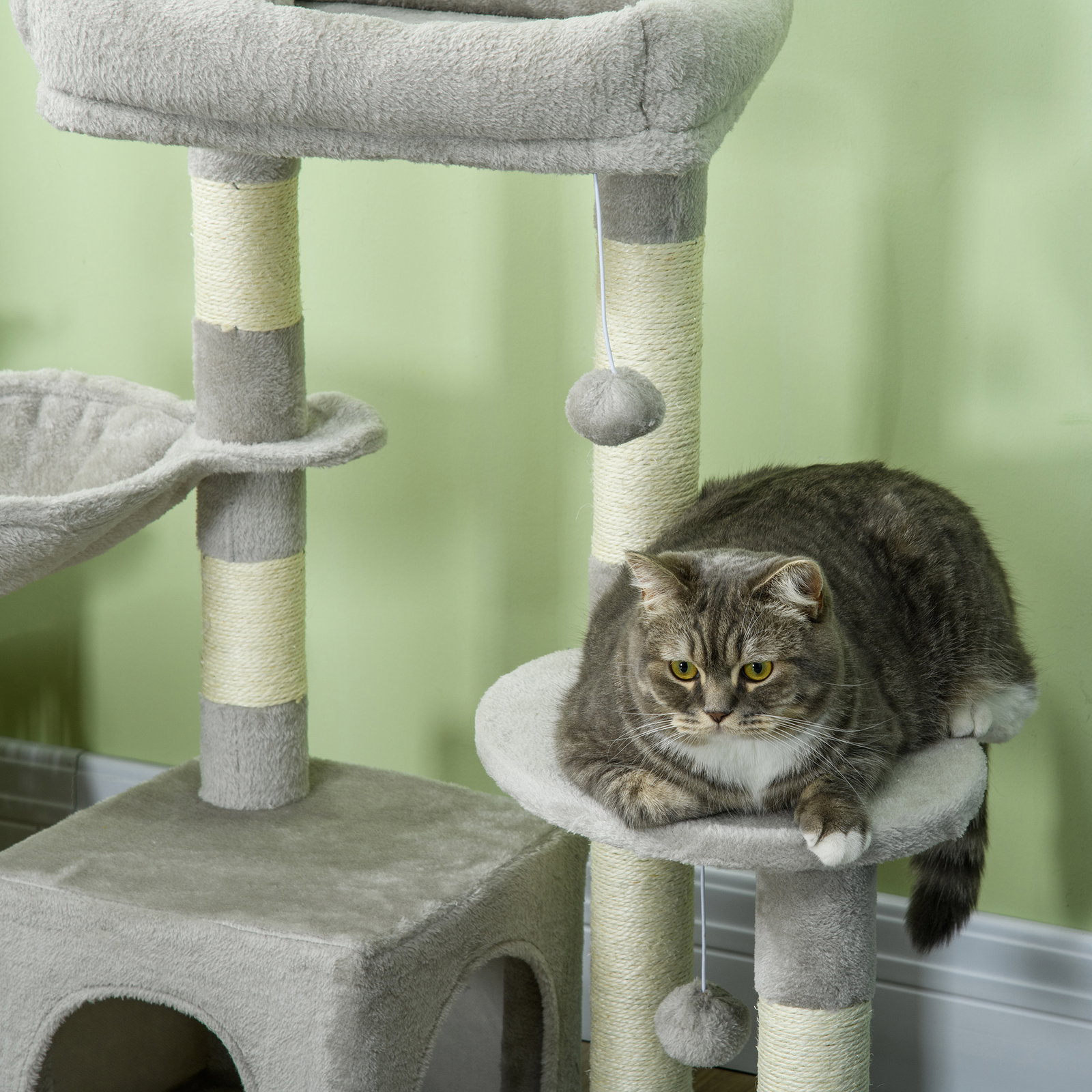 Arranhador para gatos com postes arranhadores de sisal cova plataformas e bolas suspensas 65x30x104 cm cinzento claro