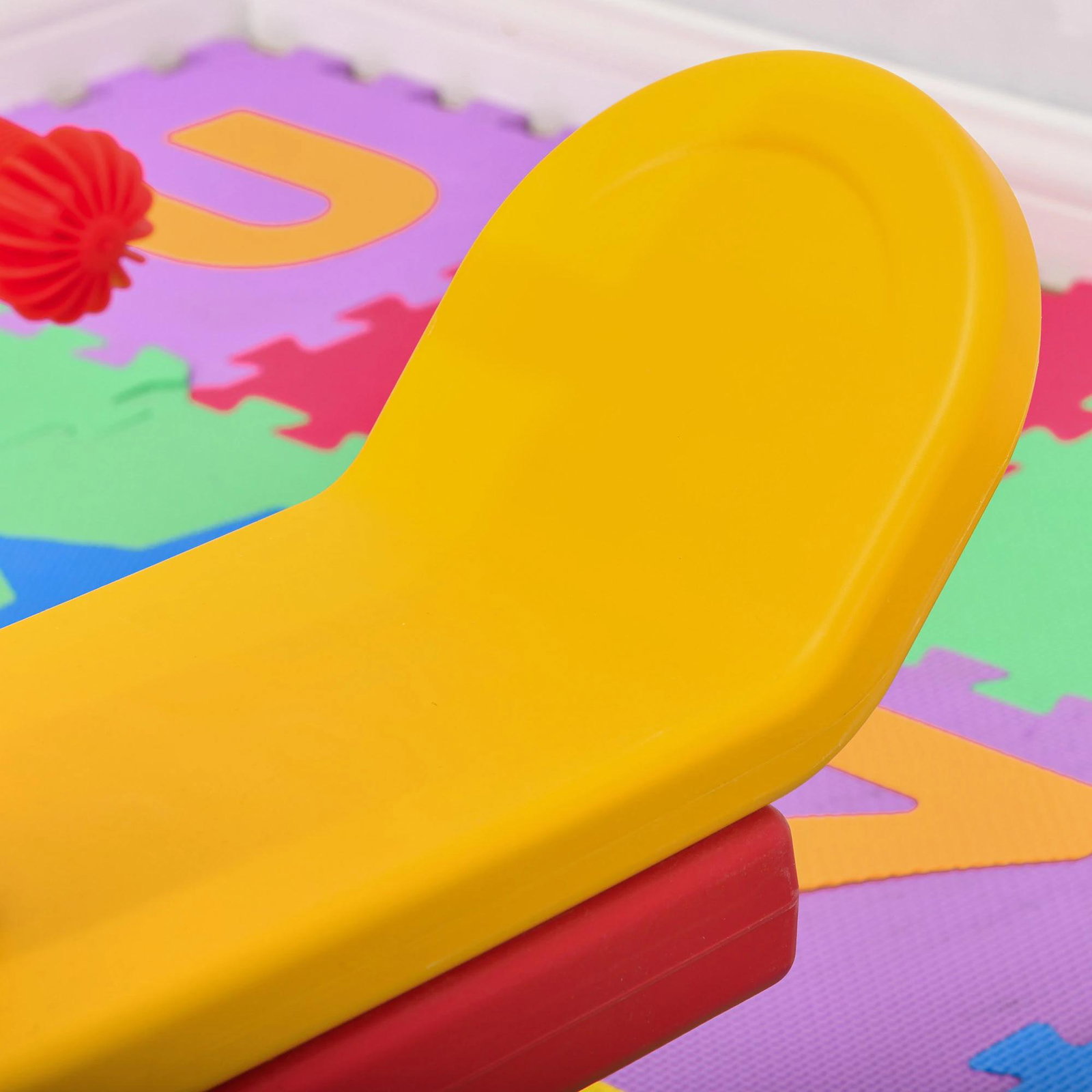 Baloiço infantil em forma de girafa com encosto guidão texturizado carga 20kg por assento para interior e exterior 150x32x60cm multicor
