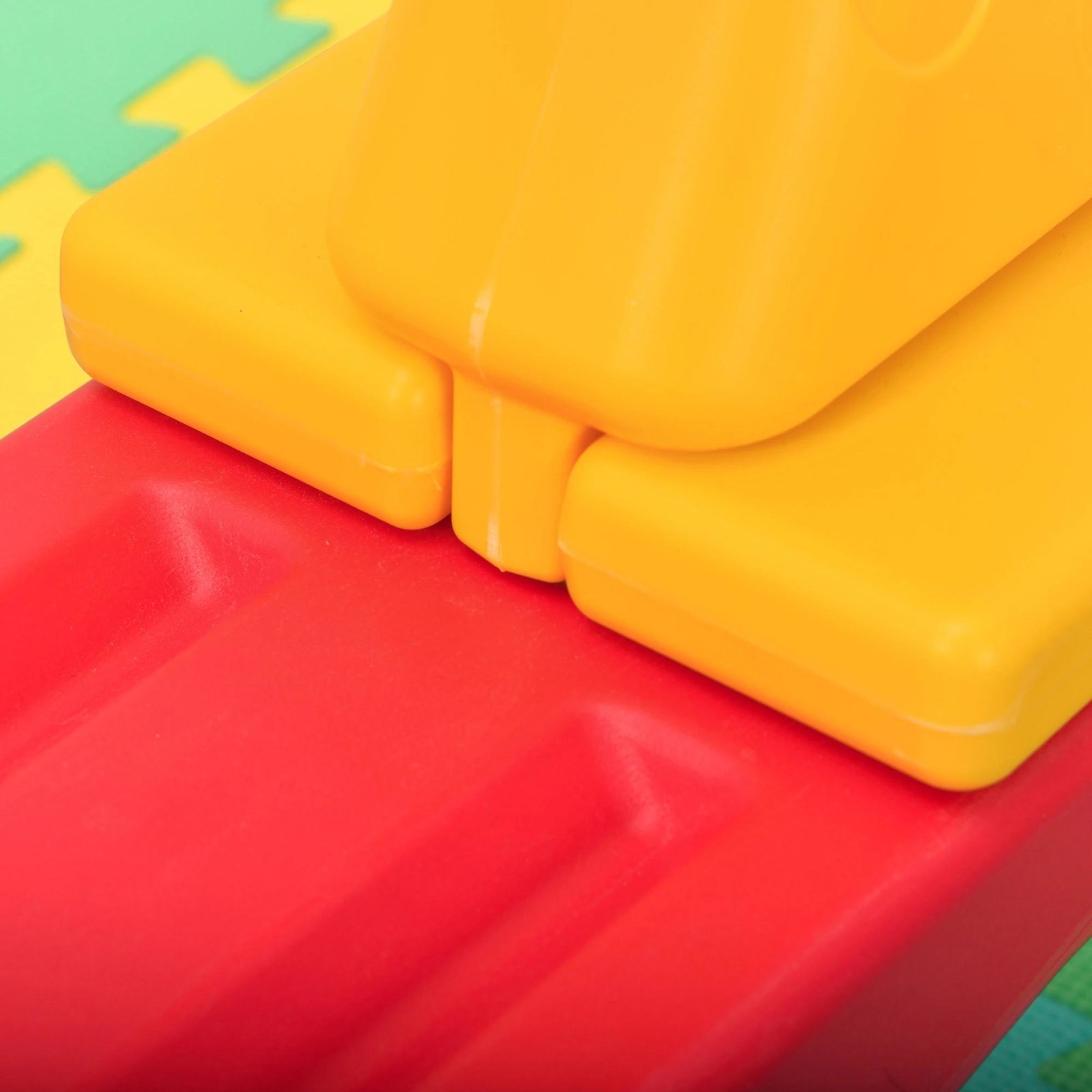 Baloiço infantil em forma de girafa com encosto guidão texturizado carga 20kg por assento para interior e exterior 150x32x60cm multicor