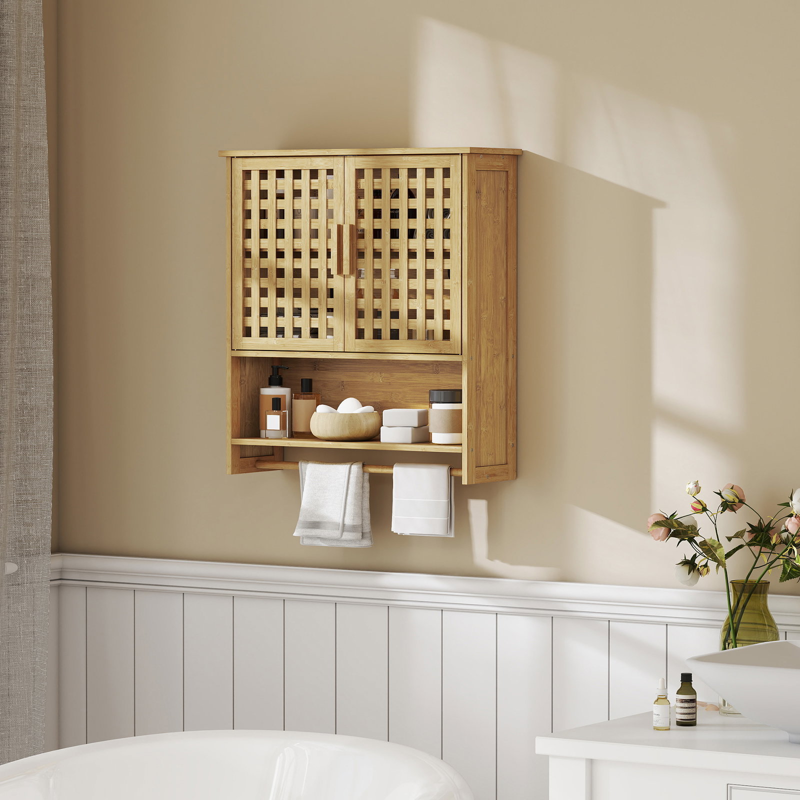 Armário de casa de banho de parede em bambu com 2 portas ripadas, prateleira aberta e ajustável natural