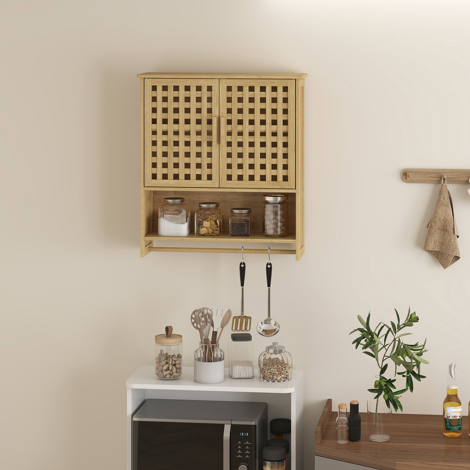 Armário de casa de banho de parede em bambu com 2 portas ripadas, prateleira aberta e ajustável natural