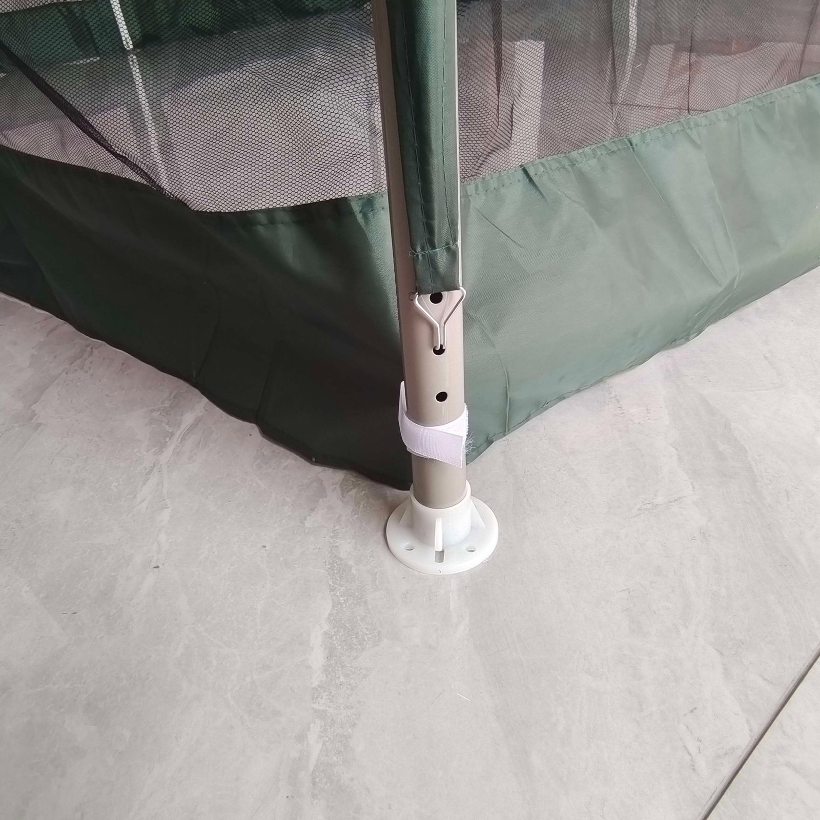 Pérgola de jardim com 4 mosquiteiras teto duplo 8 orifícios de drenagem e estrutura de metal 297x297x268 cm verde