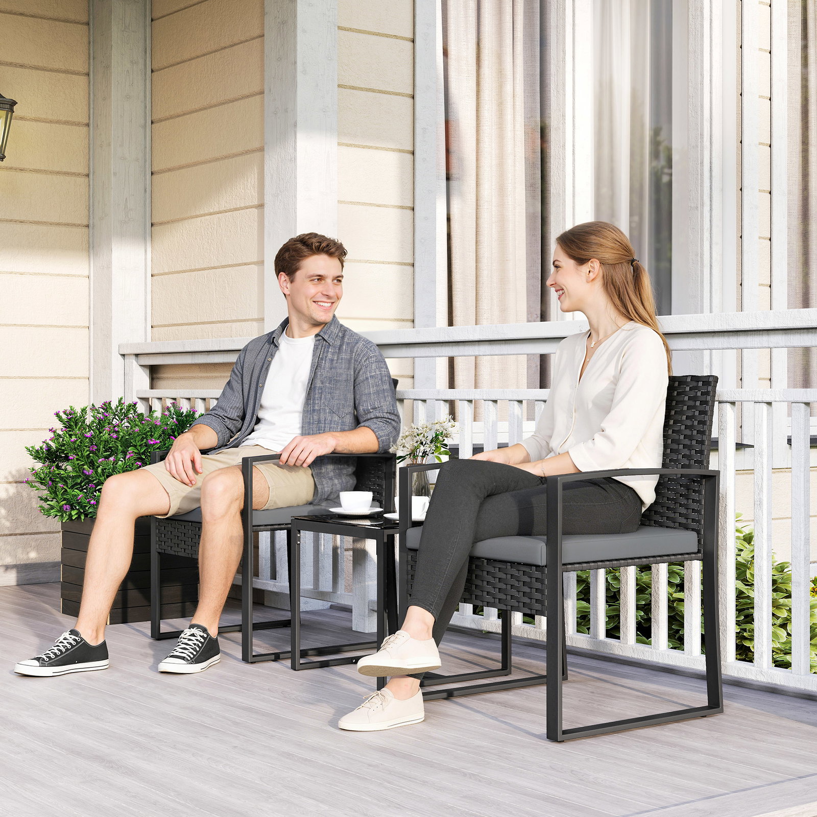 Conjunto de móveis de exterior de 3 peças em vime PE com cadeiras mesa de vidro temperado e almofadas cinza claro
