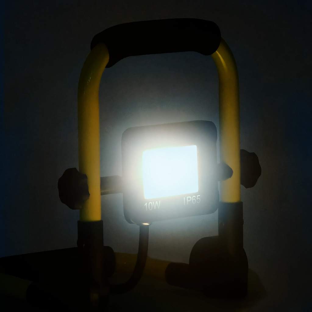 Projetor c/ iluminação LED e pega 10 w branco frio