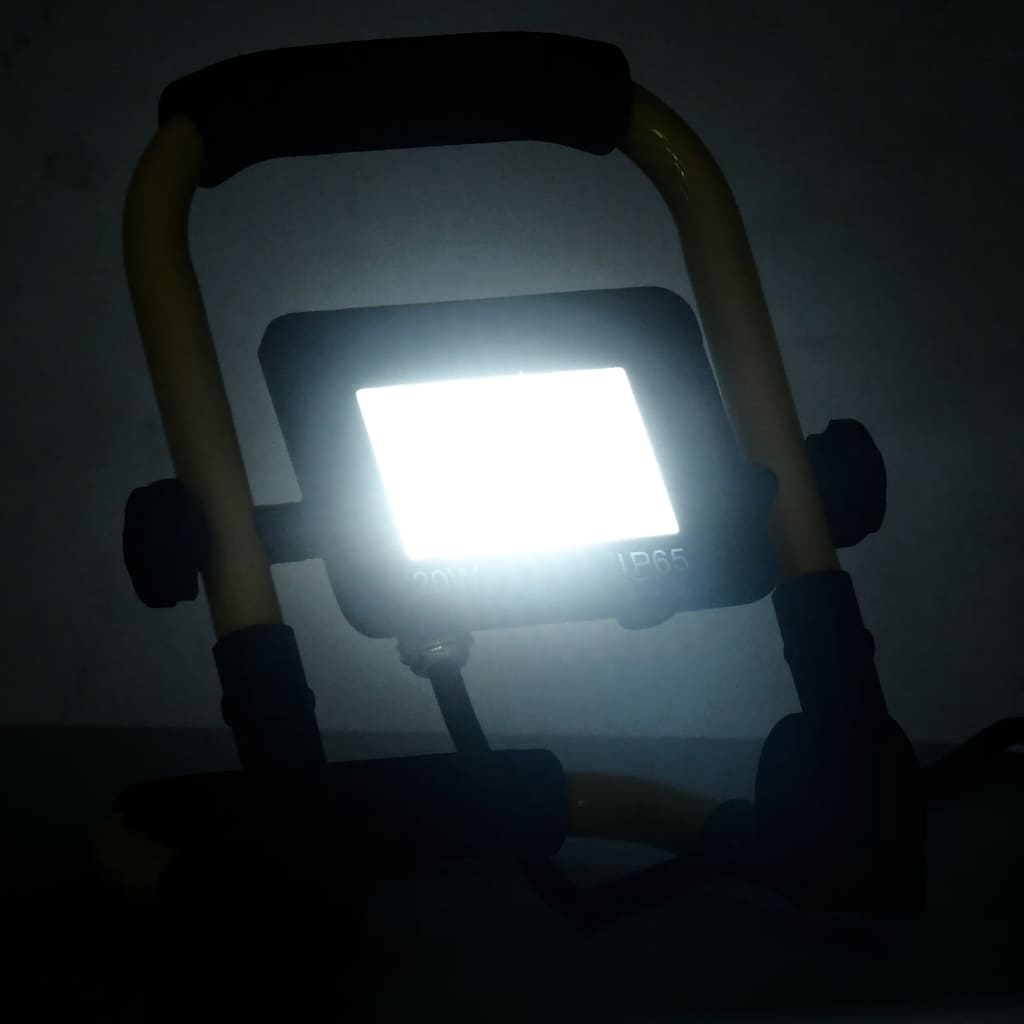 Projetor c/ iluminação LED e pega 20 w branco frio