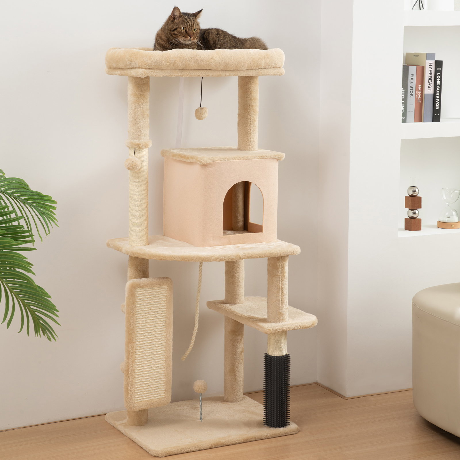 Arranhador para gatos grande altura 132 cm com plataformas postes com escova bolas suspensas e almofadas para arranhar bege