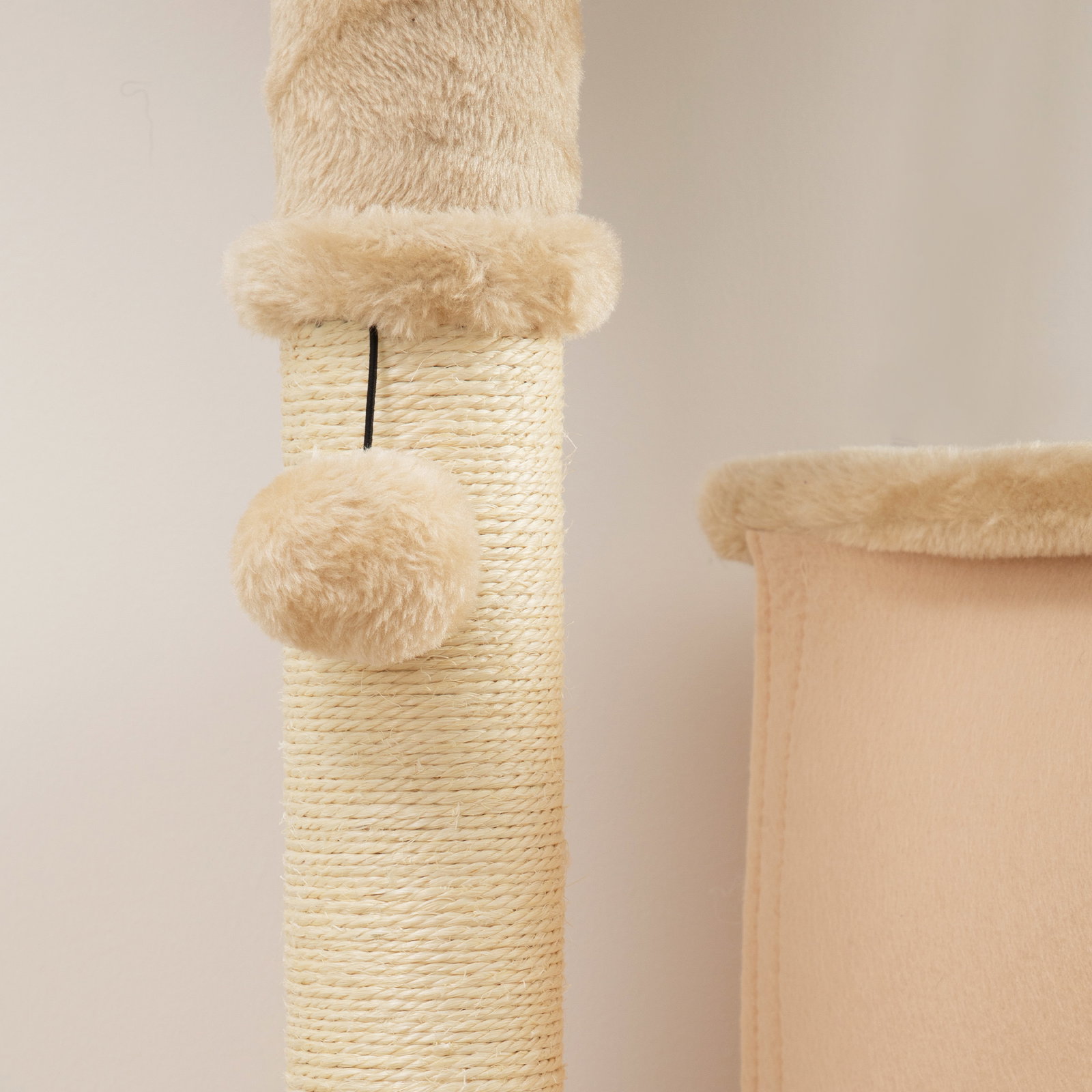 Arranhador para gatos grande altura 132 cm com plataformas postes com escova bolas suspensas e almofadas para arranhar bege