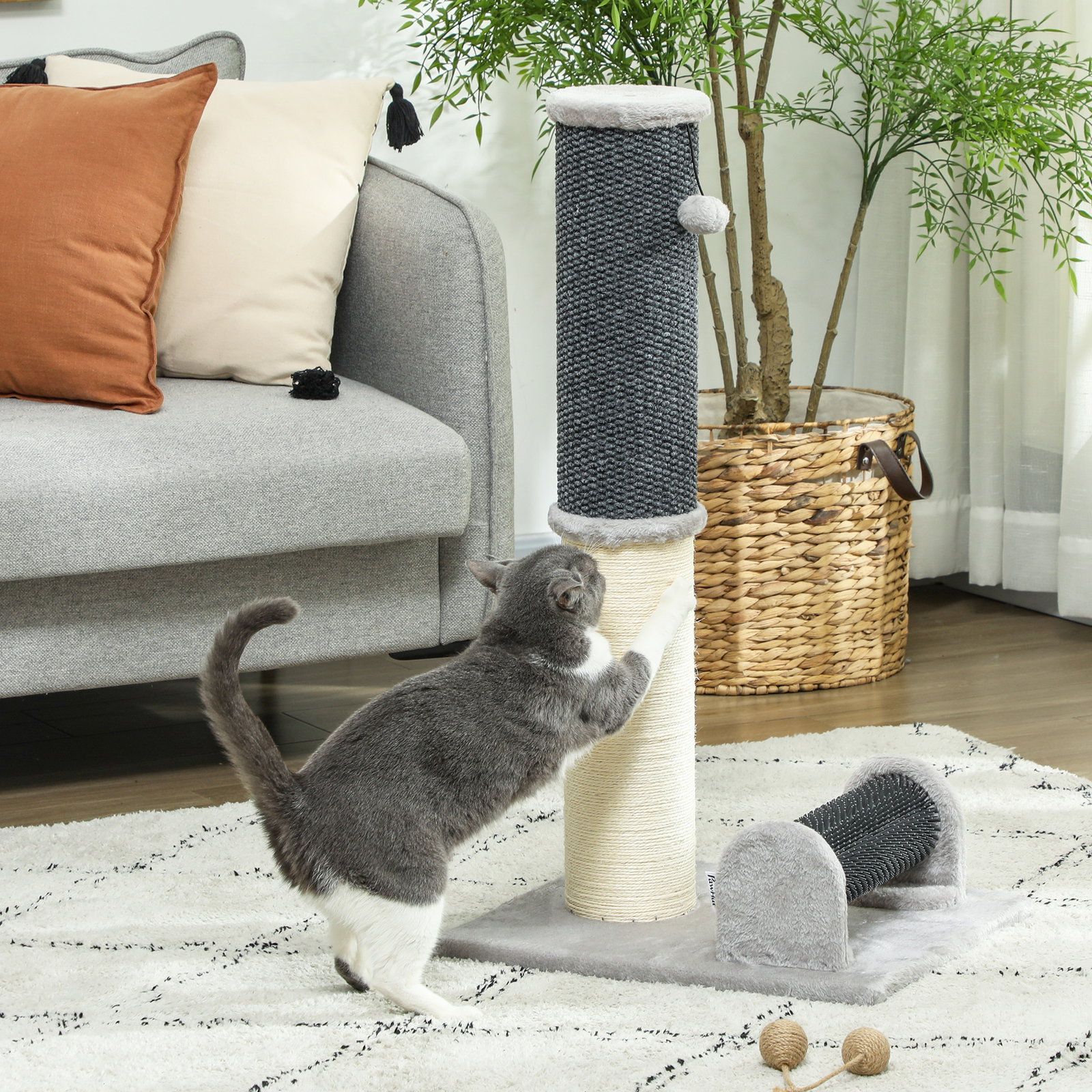 Arranhador para gatos com poste de sisal escova de auto higiene e bola suspensa 40x48x85 cm cinza e creme