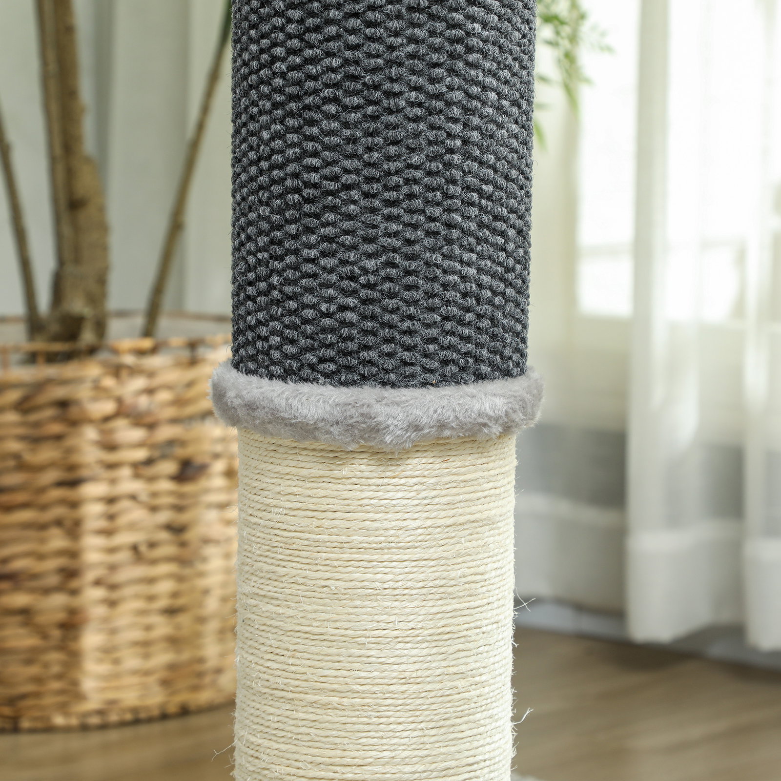 Arranhador para gatos com poste de sisal escova de auto higiene e bola suspensa 40x48x85 cm cinza e creme