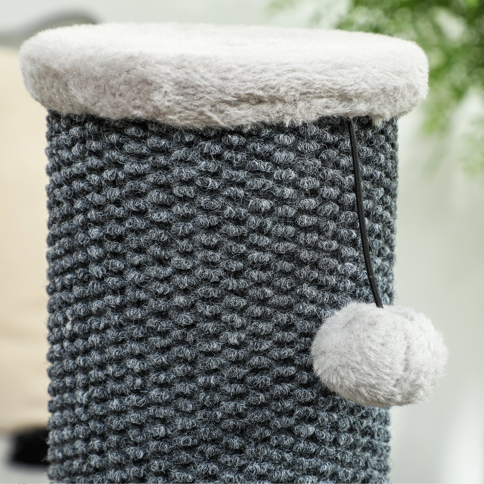 Arranhador para gatos com poste de sisal escova de auto higiene e bola suspensa 40x48x85 cm cinza e creme