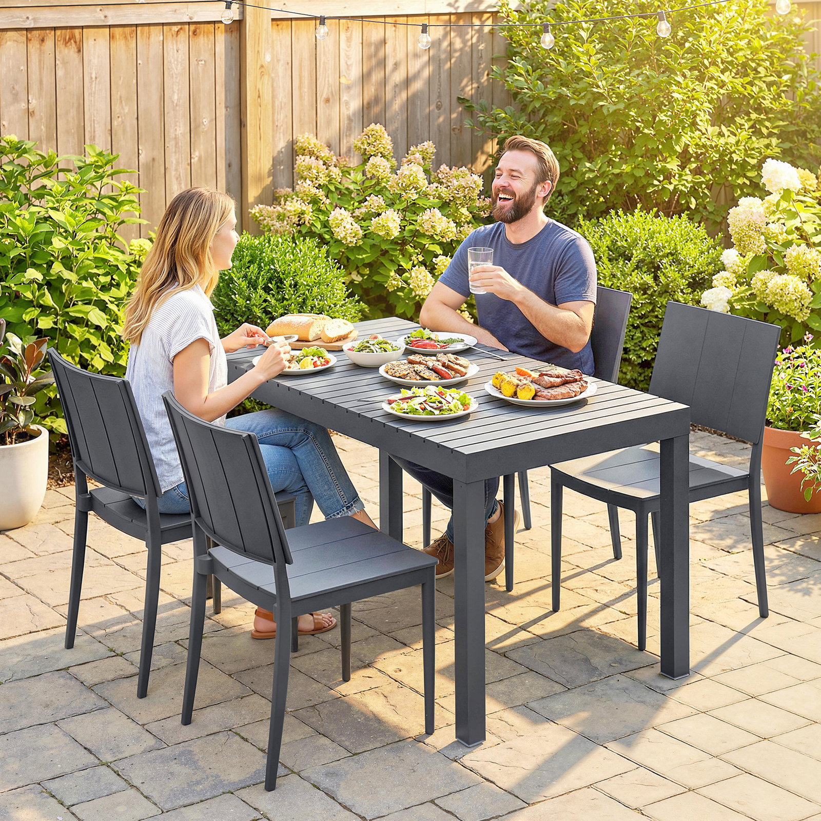 Conjunto de mesa e cadeiras de jardim com mesa de ripas e 4 cadeiras empilháveis para terraço ou pátio cinzento