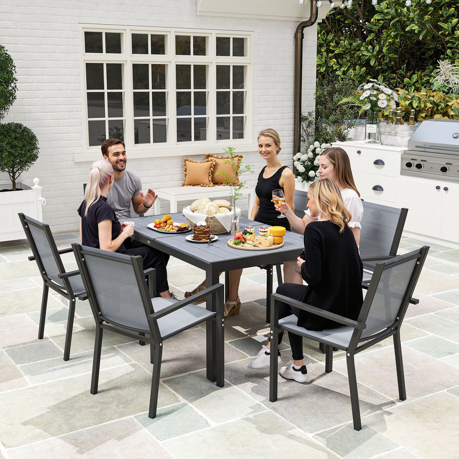 Conjunto de mesa e cadeiras de jardim com cadeiras empilháveis e estrutura de aço para terraço e pátio cinzento claro