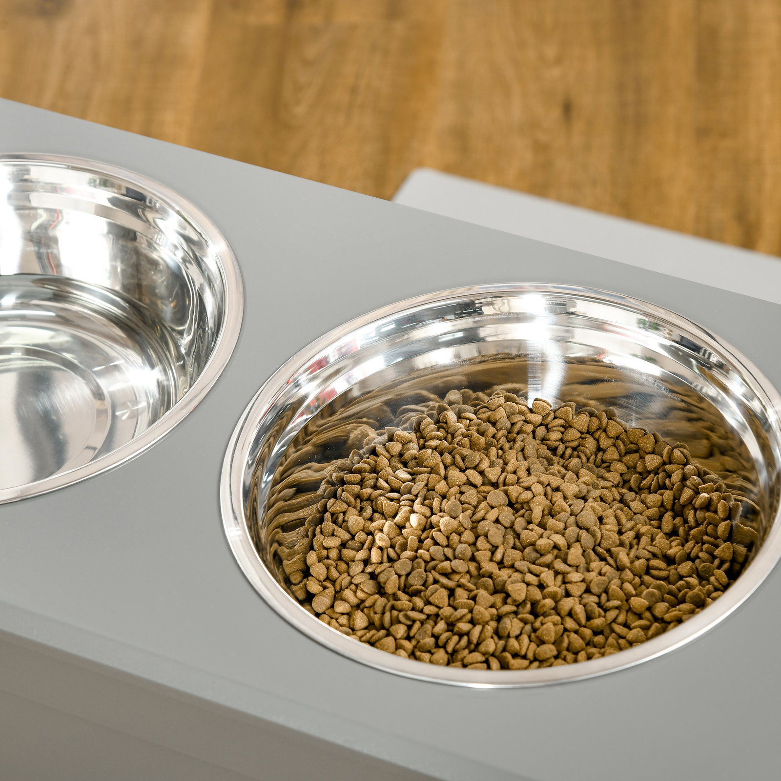 Comedouro elevado para cães com 2 tigelas de aço inoxidável e espaço de armazenamento oculto 60x30x41 cm cinzento
