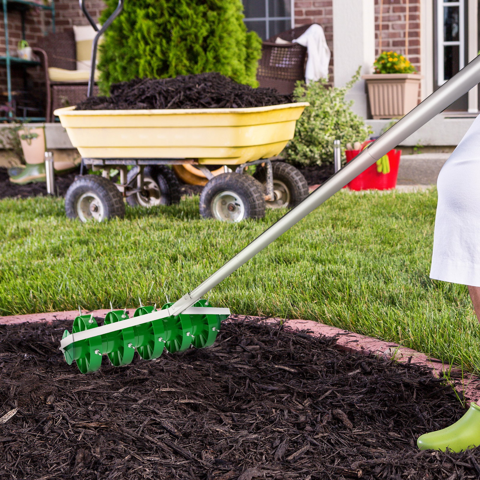 Rolo aireador de relva manual com pontas e cabo desmontável em três peças para jardim pátio 45x21x140 cm verde escuro
