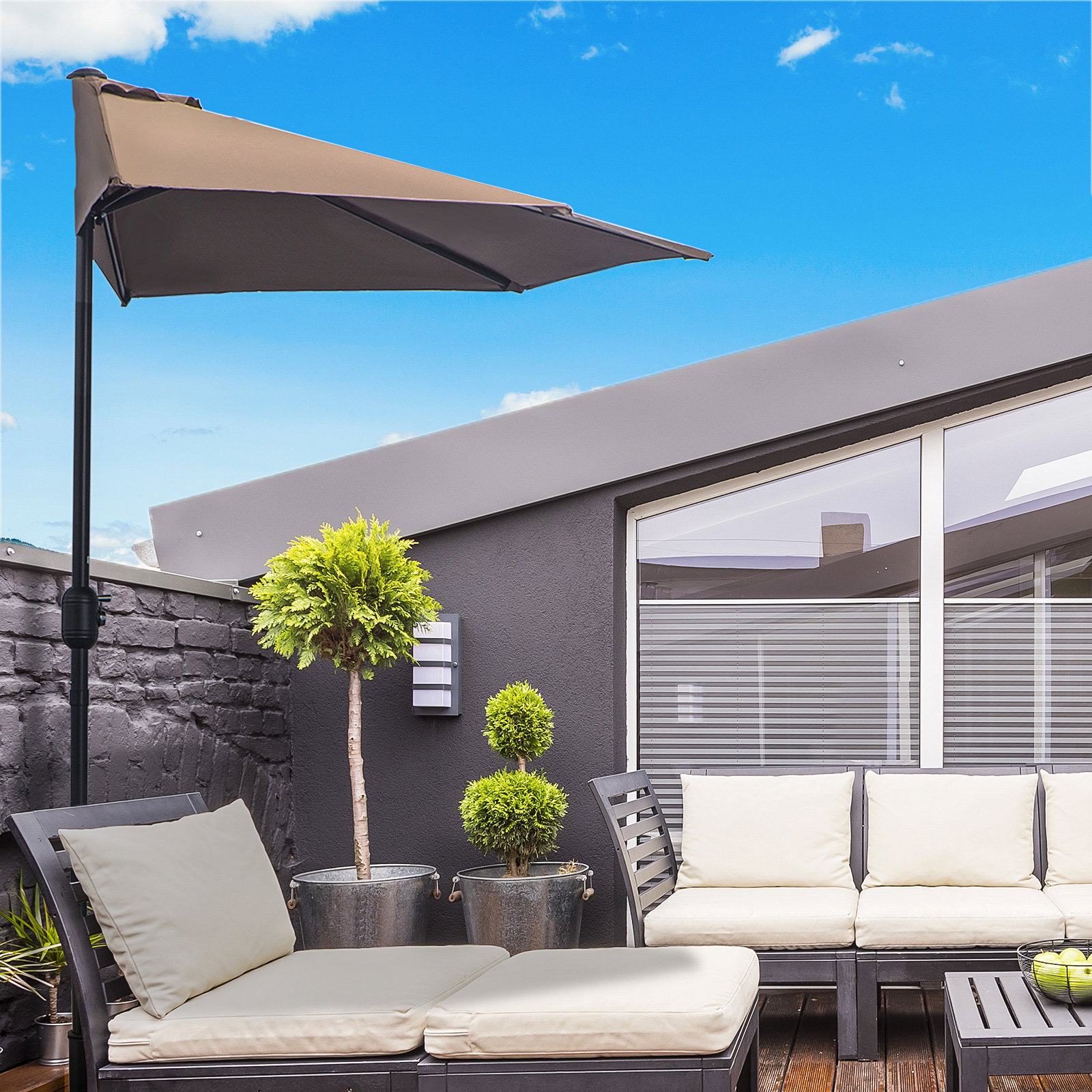 Guarda-sol 269x138x236 cm com manivela e forma semicircular de poliéster 180 g/m² para jardim, terraço, piscina e café