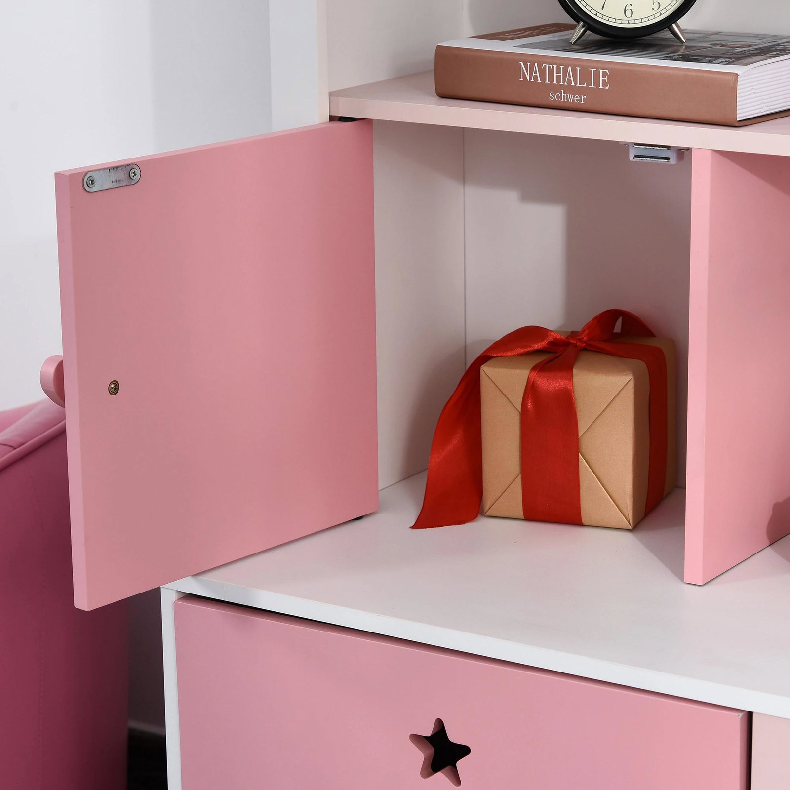 Estante de madeira infantil estante de livros para crianças com 4 compartimentos 1 porta e 2 gavetas removíveis com rodas para livros brinquedos 80x34x130cm rosa e branco