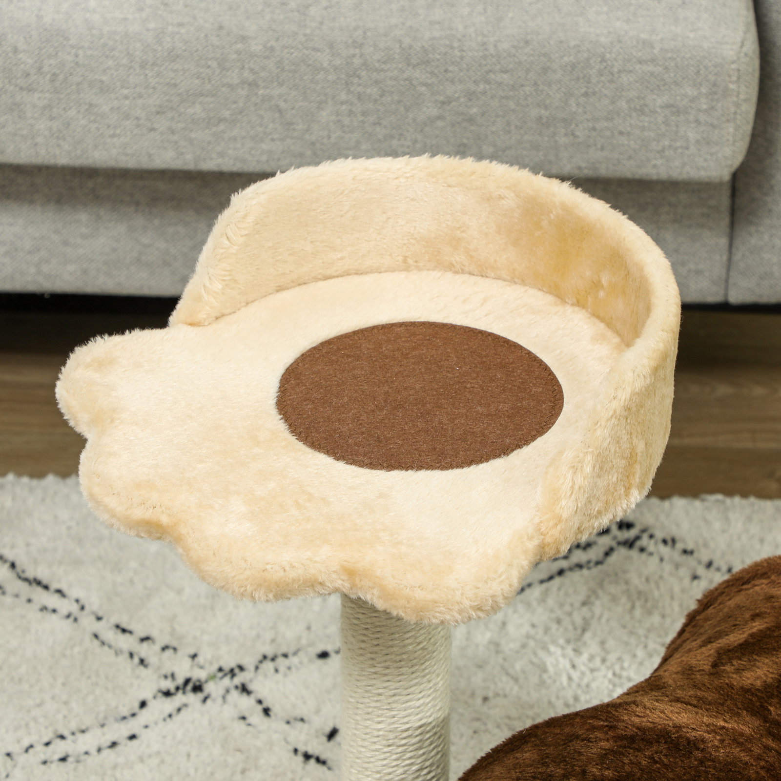 Arranhador para gatos com túnel cama plataforma bola suspensa e poste de juta 45x40x47 cm marrom escuro