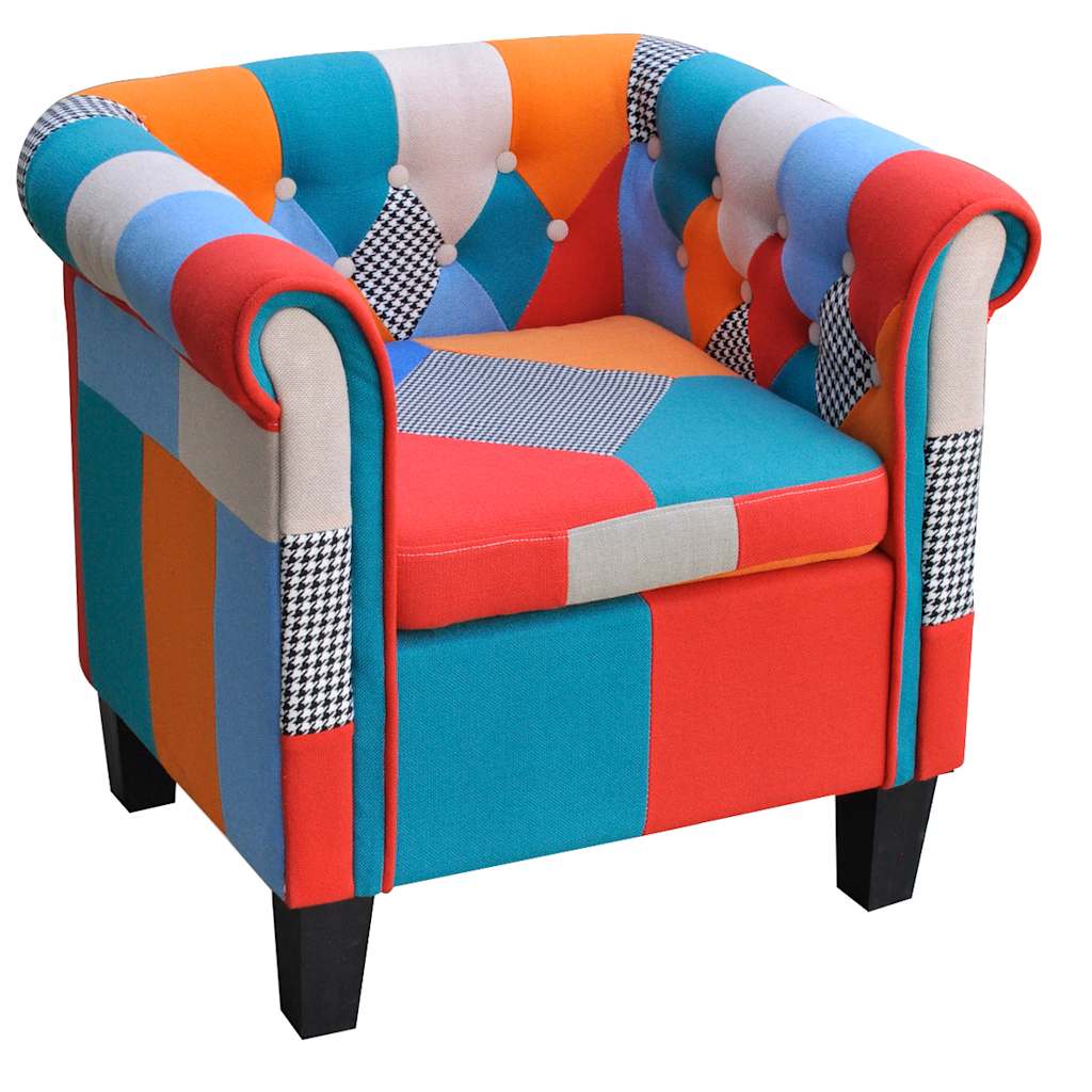 Poltrona de tecido com design de retalhos
